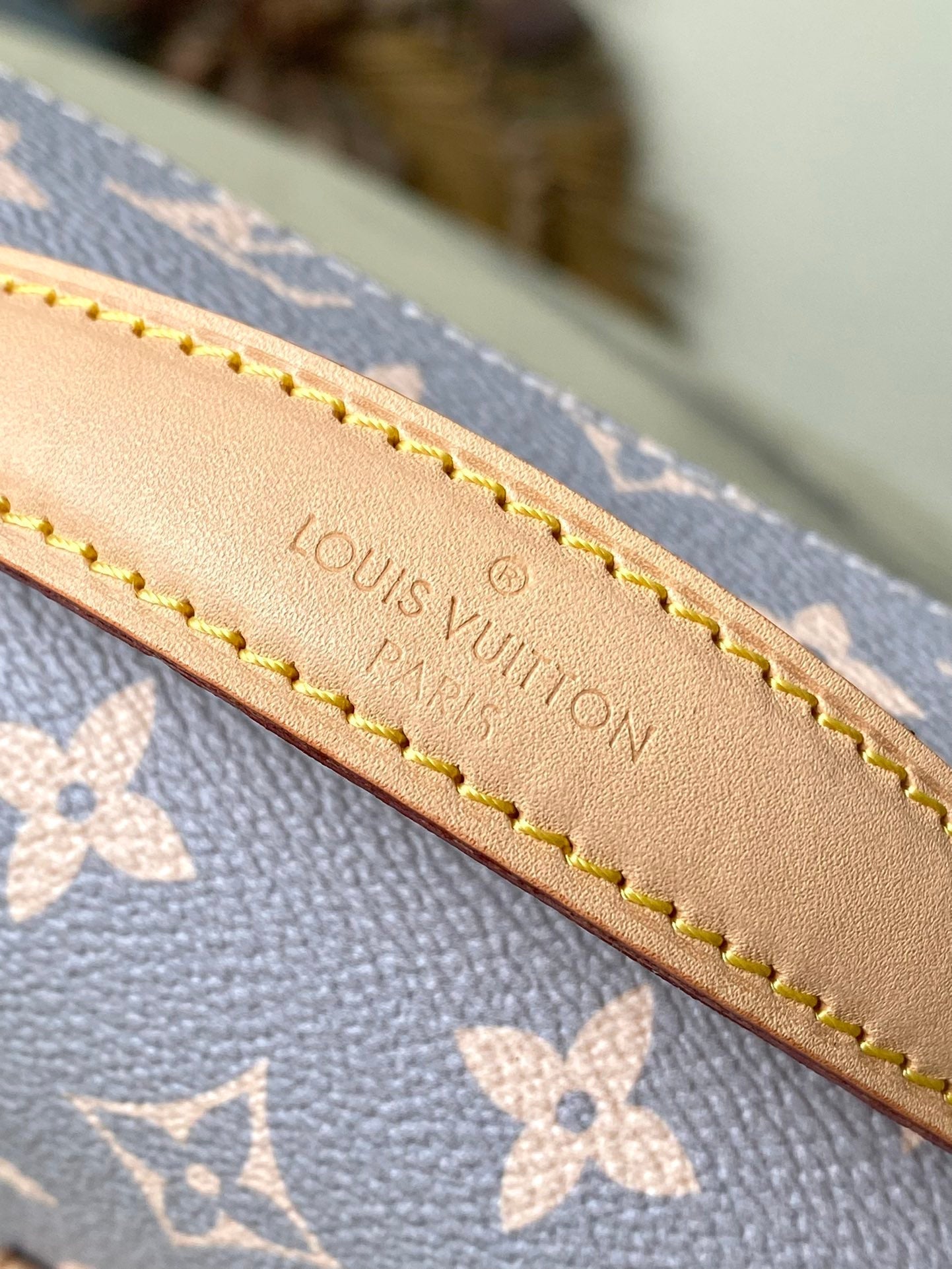 POCHETTE MÉTIS EAST WEST 21 EN TOILE TRIANON MONOGRAMME GRIS CRÈME QUINCAILLERIE DORÉ
