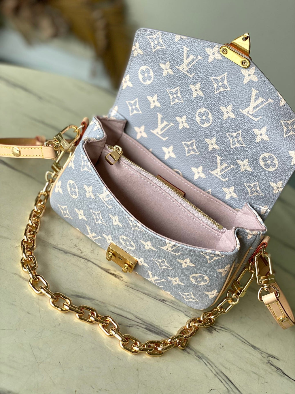 POCHETTE MÉTIS EAST WEST 21 EN TOILE TRIANON MONOGRAMME GRIS CRÈME QUINCAILLERIE DORÉ