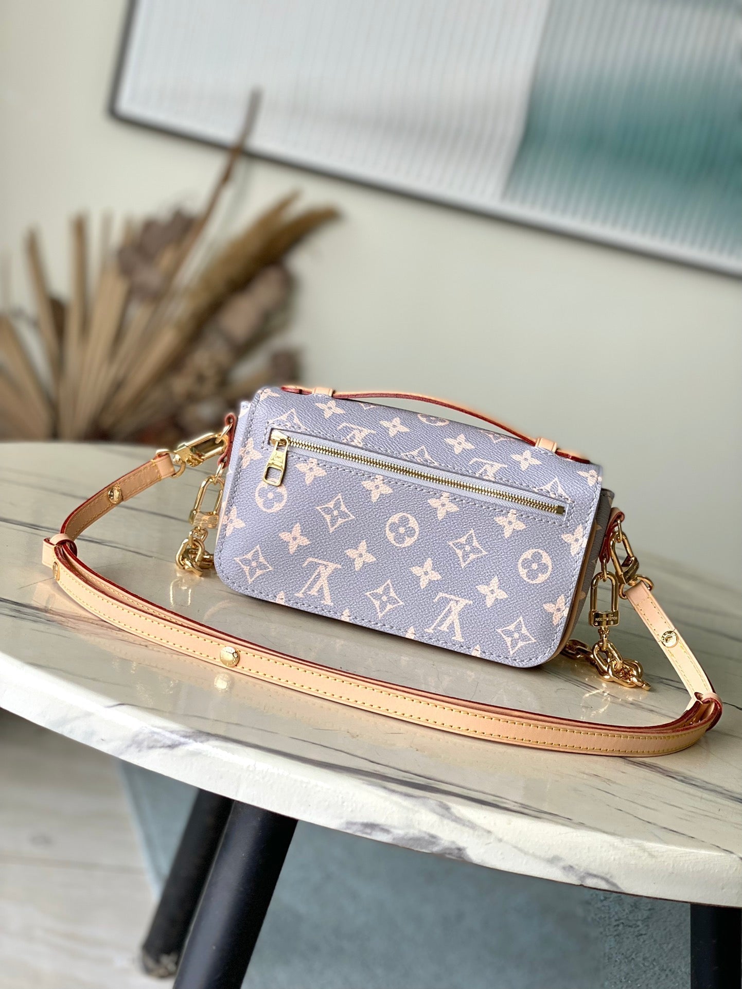 POCHETTE MÉTIS EAST WEST 21 EN TOILE TRIANON MONOGRAMME GRIS CRÈME QUINCAILLERIE DORÉ