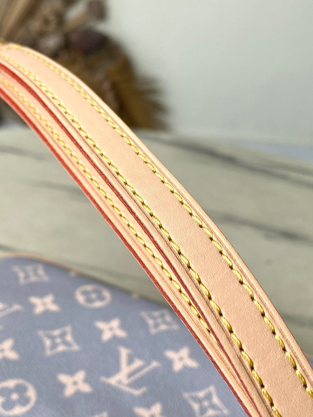 IVY 23 EN TOILE TRIANON MONOGRAMME GRIS CRÈME QUINCAILLERIE DORÉ
