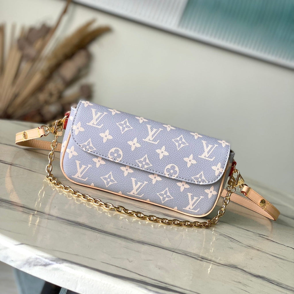 IVY 23 EN TOILE TRIANON MONOGRAMME GRIS CRÈME QUINCAILLERIE DORÉ