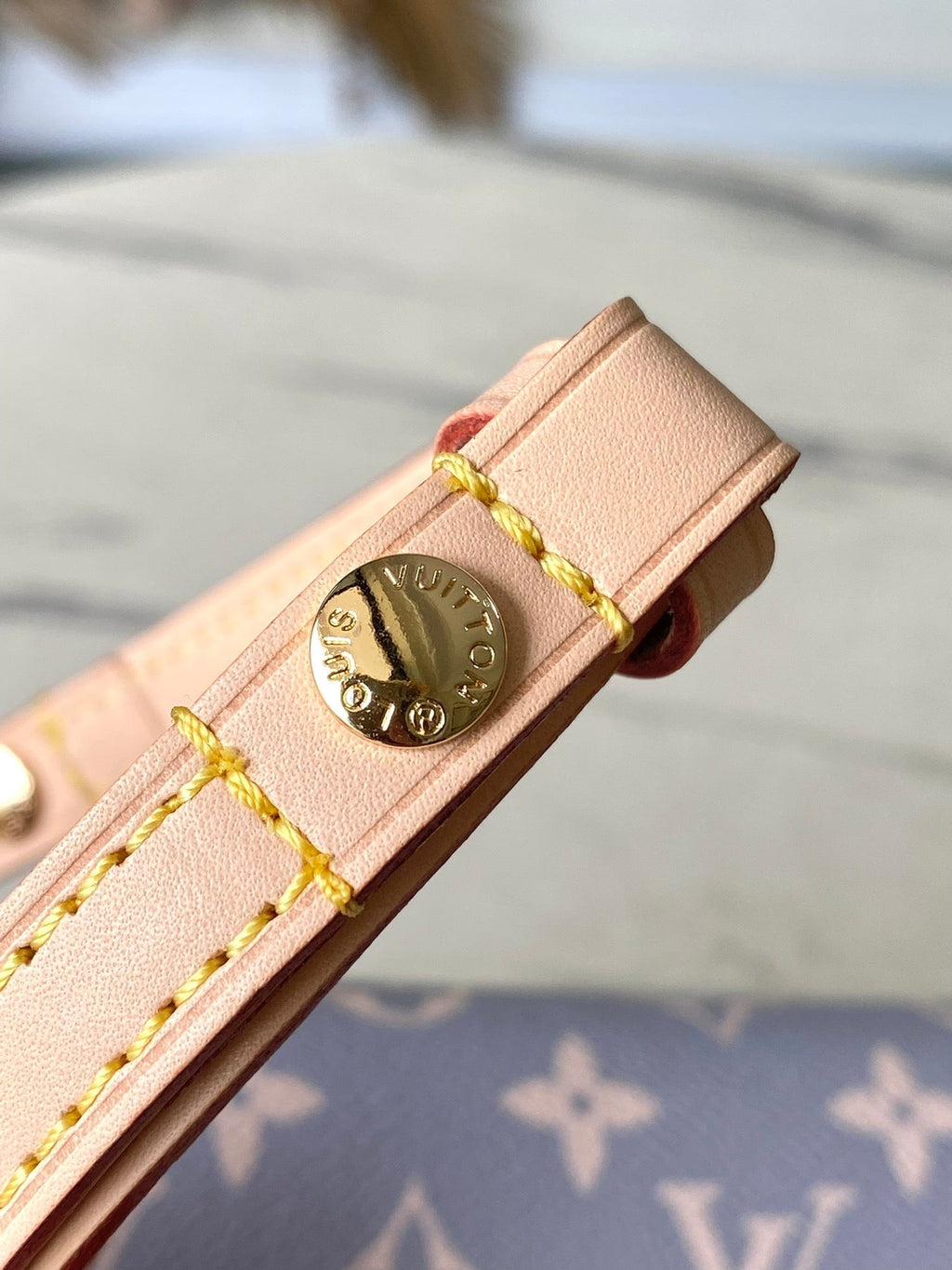 IVY 23 EN TOILE TRIANON MONOGRAMME GRIS CRÈME QUINCAILLERIE DORÉ
