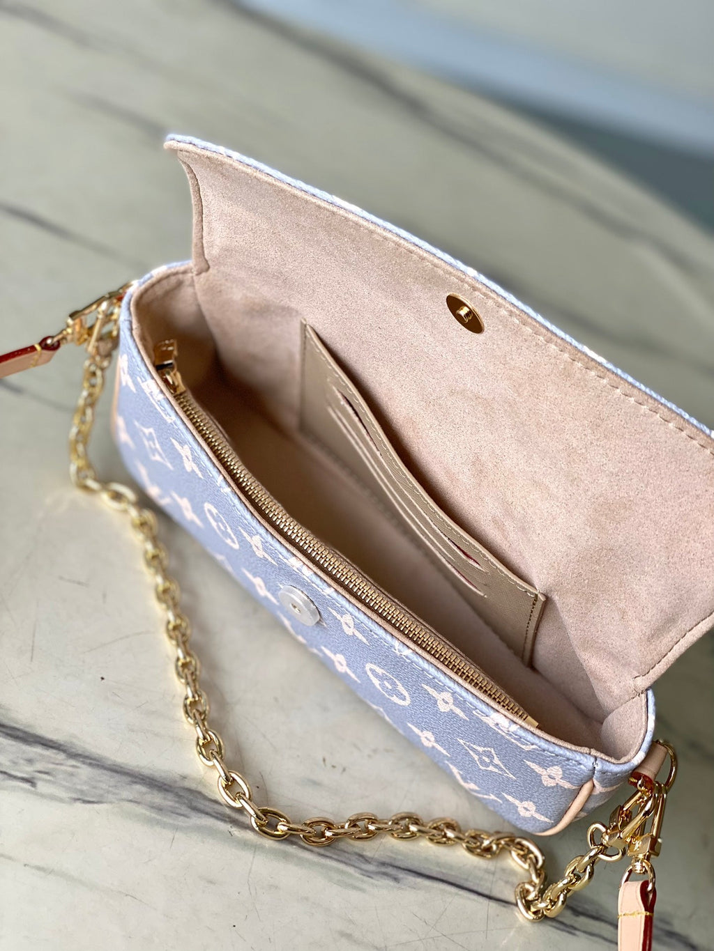 IVY 23 EN TOILE TRIANON MONOGRAMME GRIS CRÈME QUINCAILLERIE DORÉ