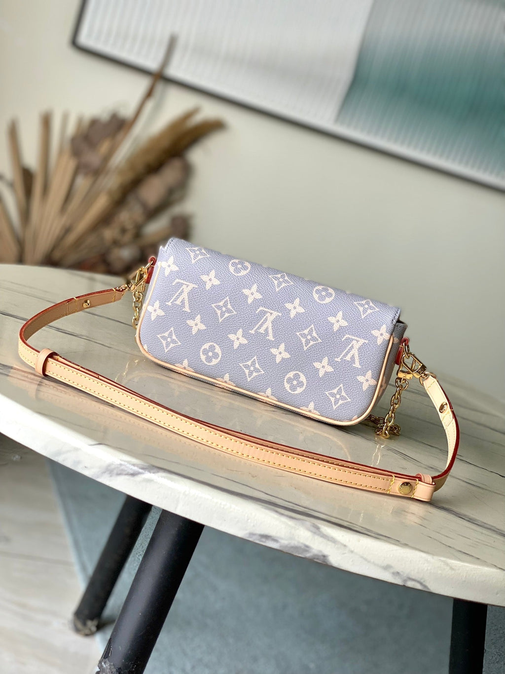 IVY 23 EN TOILE TRIANON MONOGRAMME GRIS CRÈME QUINCAILLERIE DORÉ