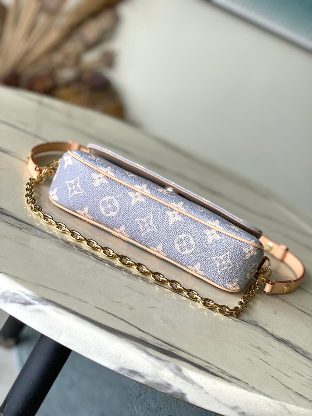 IVY 23 EN TOILE TRIANON MONOGRAMME GRIS CRÈME QUINCAILLERIE DORÉ