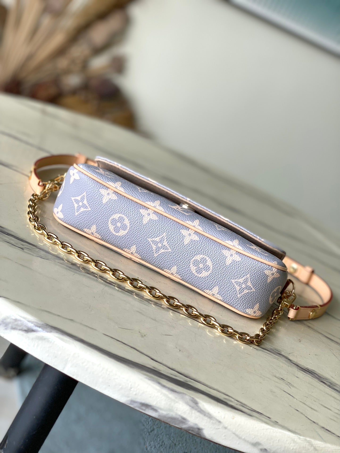 IVY 23 EN TOILE TRIANON MONOGRAMME GRIS CRÈME QUINCAILLERIE DORÉ