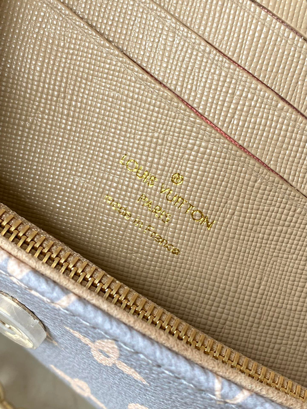 IVY 23 EN TOILE TRIANON MONOGRAMME GRIS CRÈME QUINCAILLERIE DORÉ