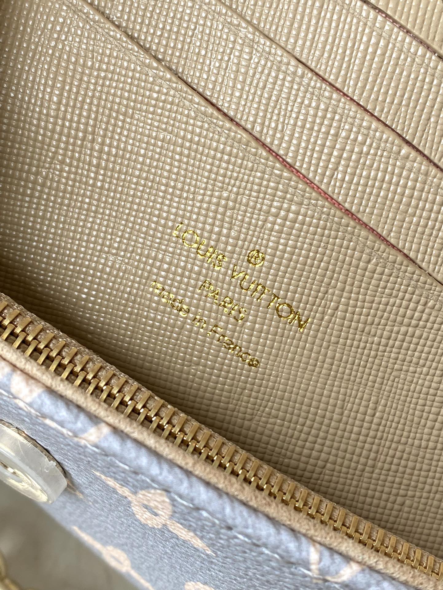 IVY 23 EN TOILE TRIANON MONOGRAMME GRIS CRÈME QUINCAILLERIE DORÉ