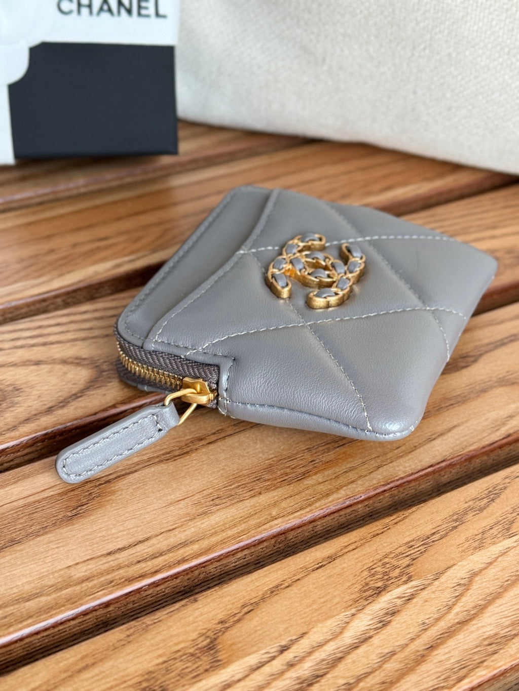 PORTE-MONNAIE ZIPPÉ CC 19 11 CM CUIR D'AGNEAU GRIS QUINCAILLERIE DORÉ
