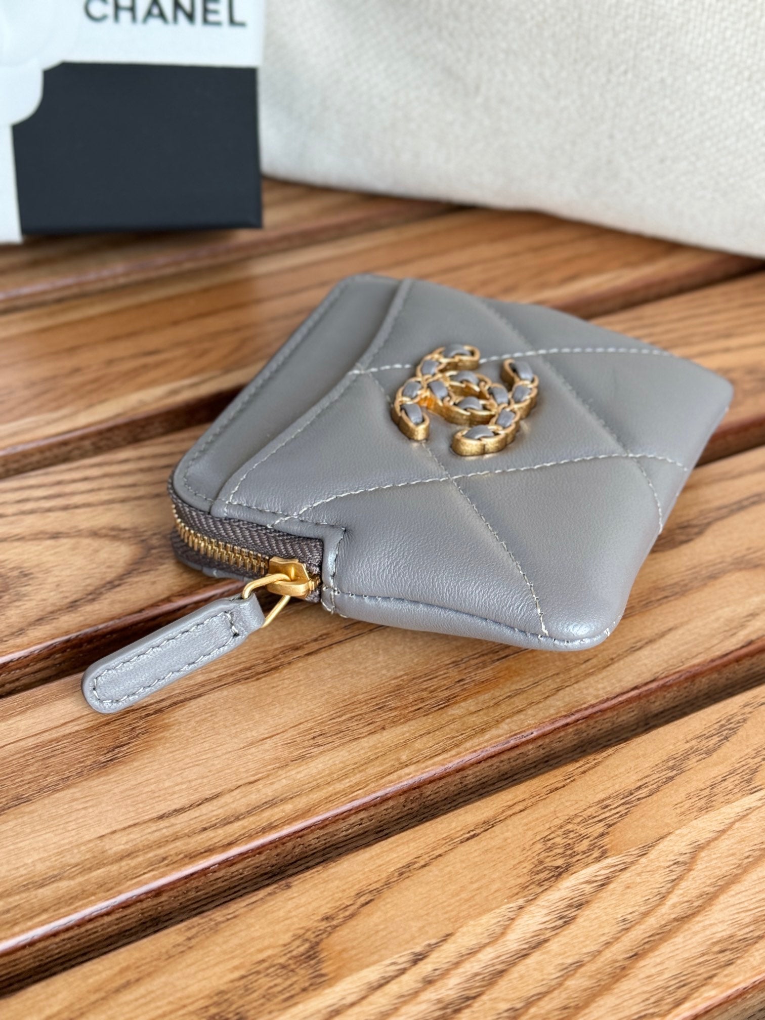 PORTE-MONNAIE ZIPPÉ CC 19 11 CM CUIR D'AGNEAU GRIS QUINCAILLERIE DORÉ