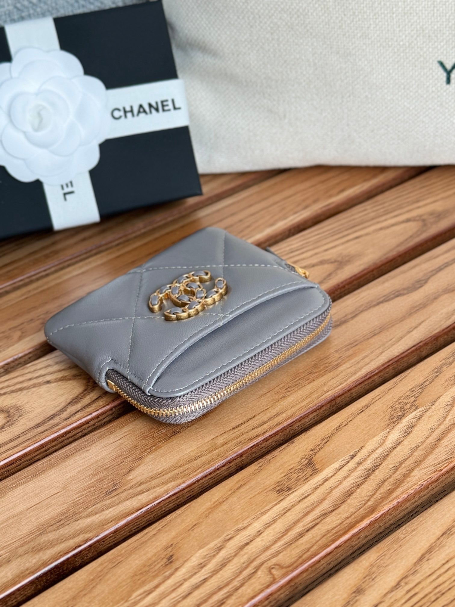 PORTE-MONNAIE ZIPPÉ CC 19 11 CM CUIR D'AGNEAU GRIS QUINCAILLERIE DORÉ