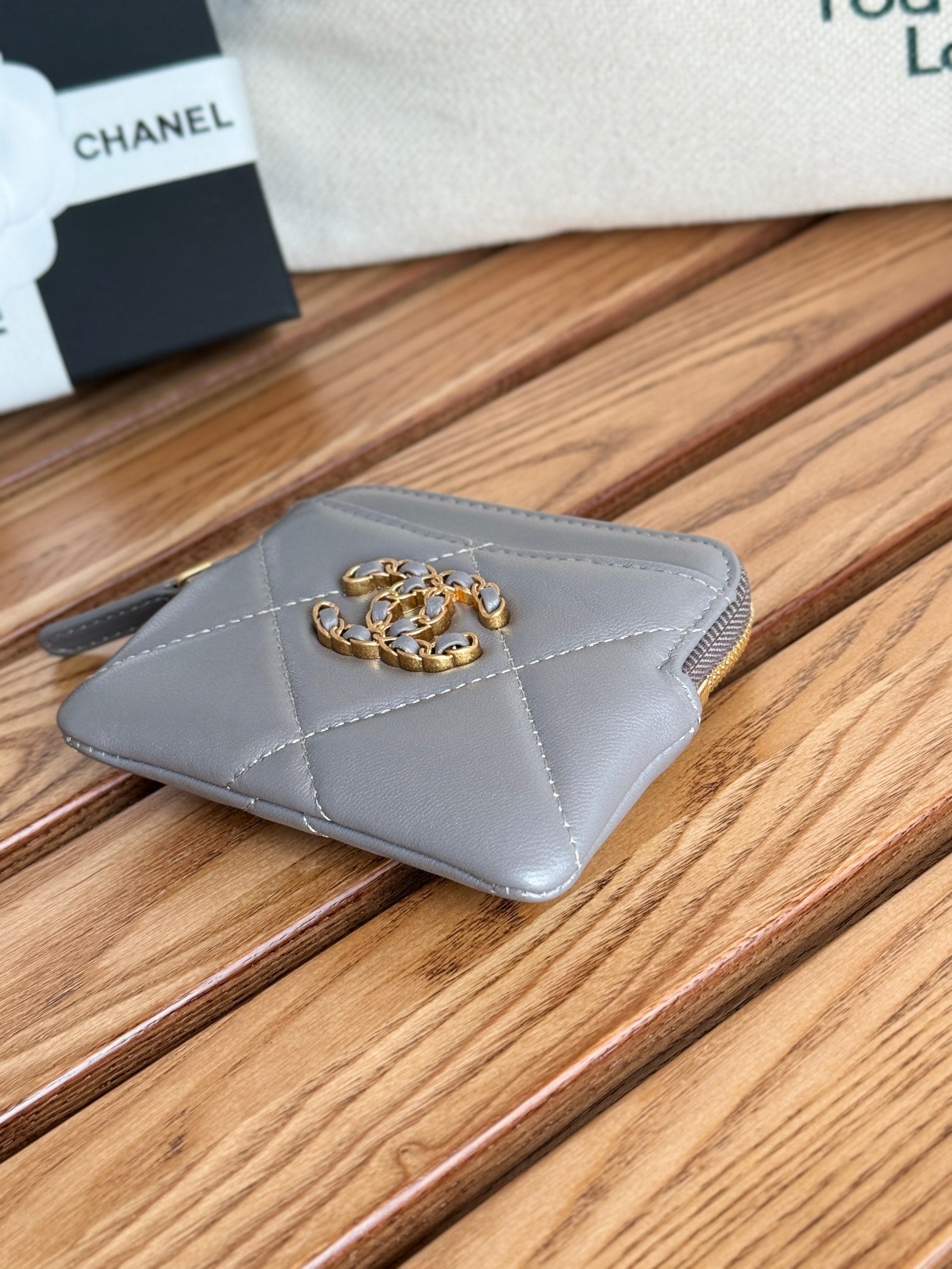 PORTE-MONNAIE ZIPPÉ CC 19 11 CM CUIR D'AGNEAU GRIS QUINCAILLERIE DORÉ