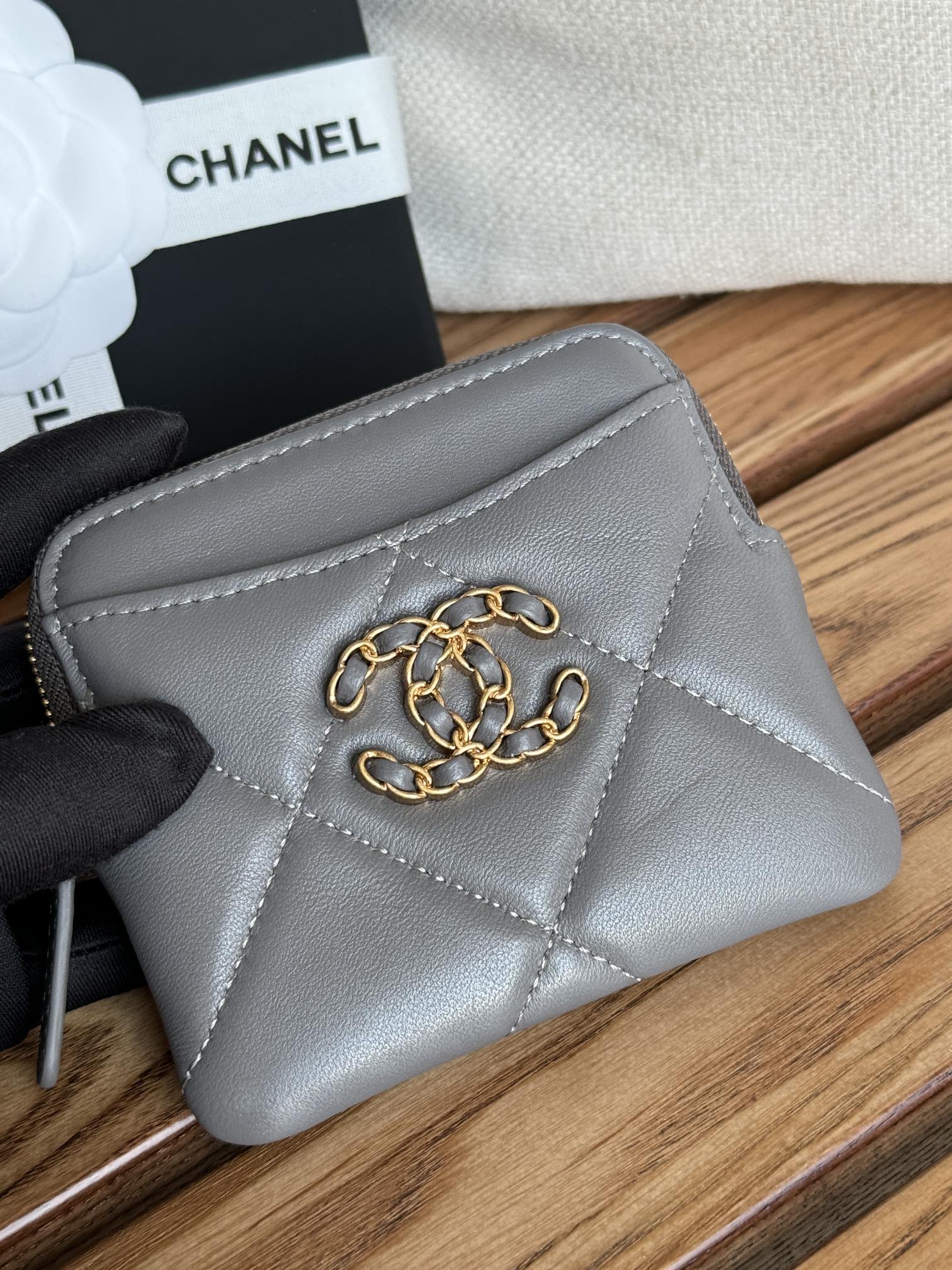 PORTE-MONNAIE ZIPPÉ CC 19 11 CM CUIR D'AGNEAU GRIS QUINCAILLERIE DORÉ