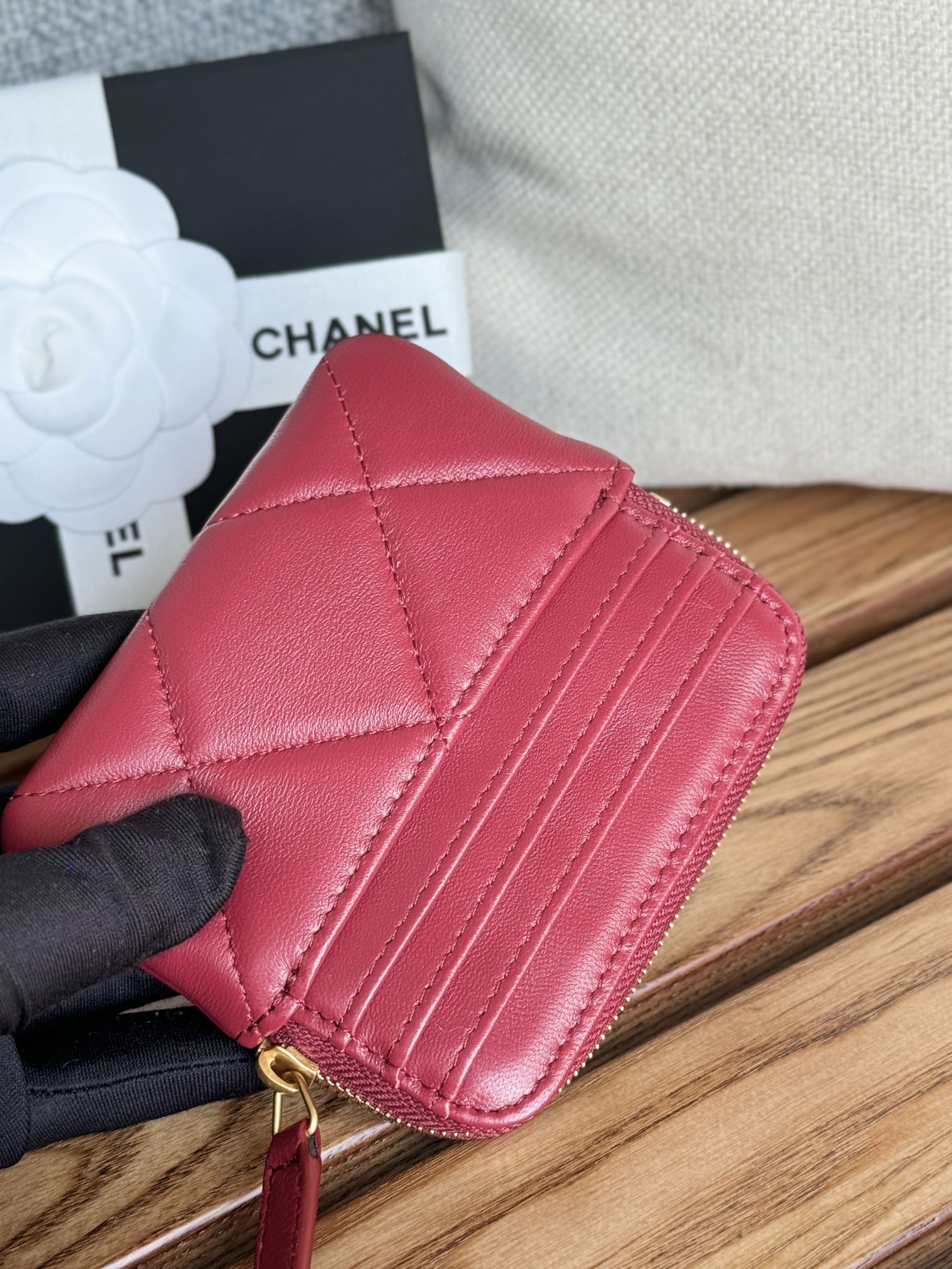 PORTE-MONNAIE ZIPPÉ CC 19 11 CM CUIR D'AGNEAU BORDEAUX QUINCAILLERIE DORÉE