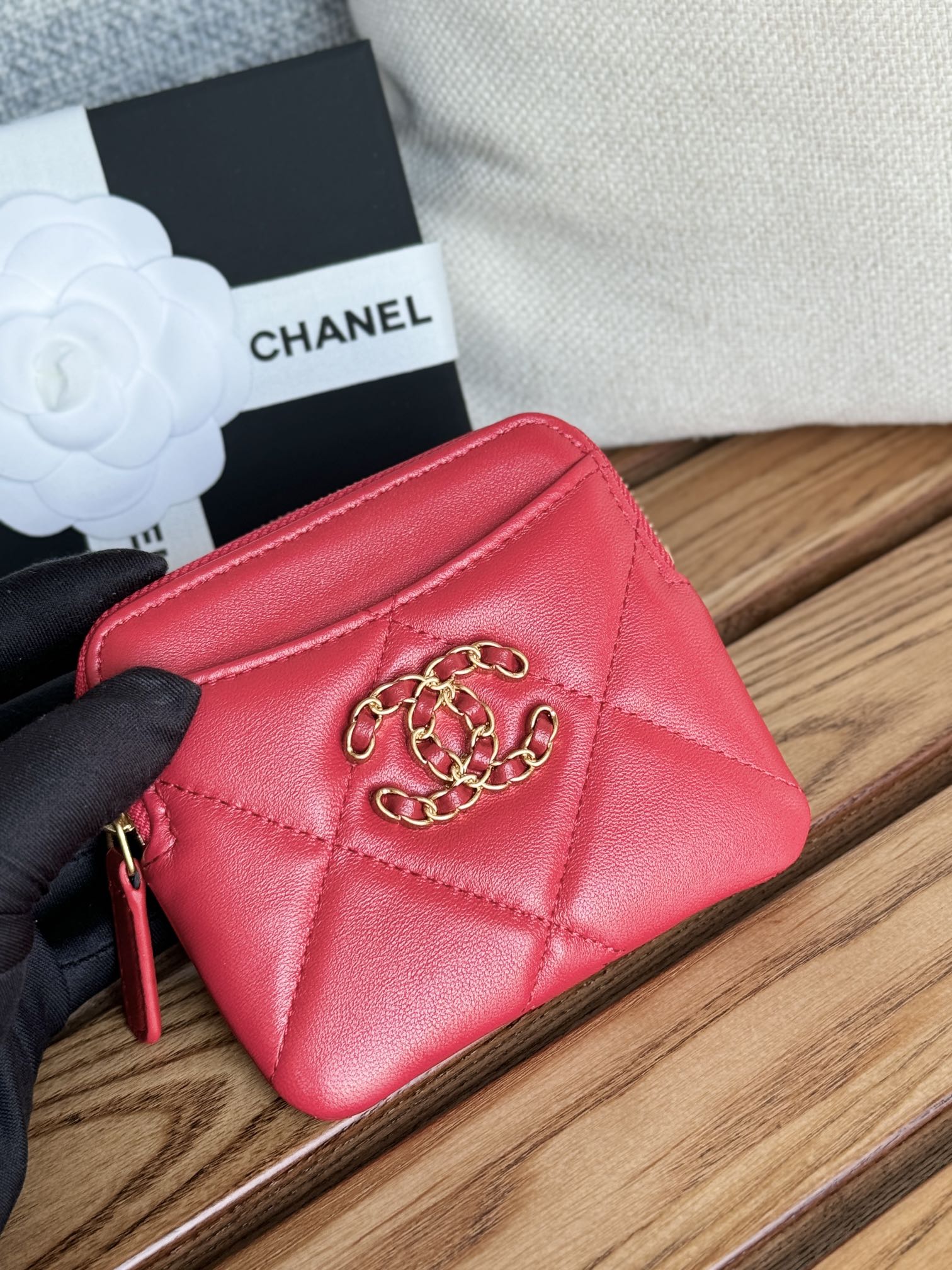 PORTE-MONNAIE ZIPPÉ CC 19 11 CM CUIR D'AGNEAU NOIR QUINCAILLERIE DORÉ