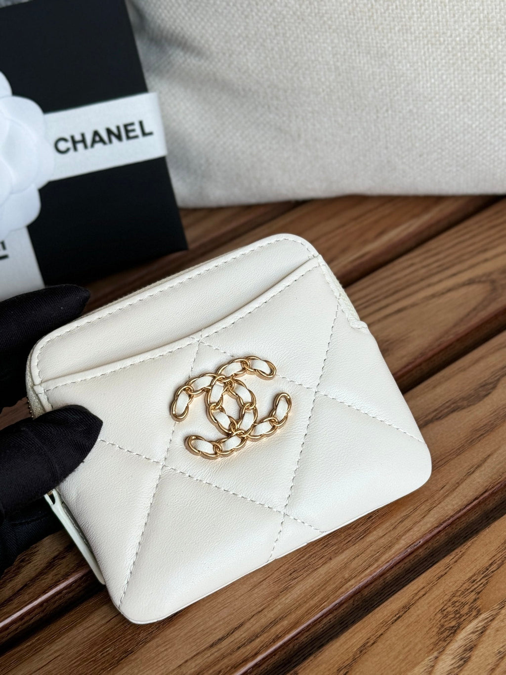 PORTE-MONNAIE ZIPPÉ CC 19 11 CM CUIR D'AGNEAU BLANC QUINCAILLERIE DORÉE