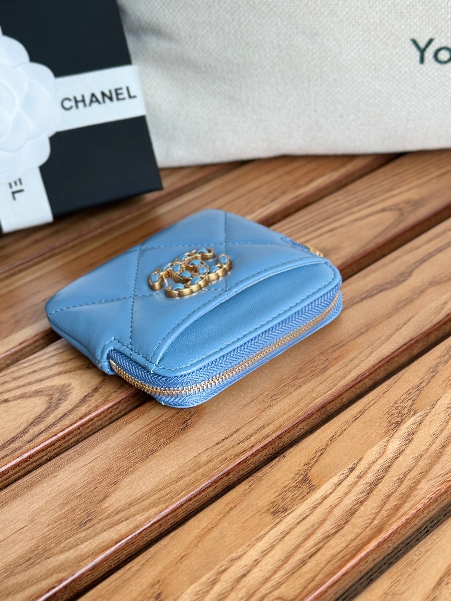 PORTE-MONNAIE ZIPPÉ CC 19 11 CM CUIR D'AGNEAU BLEU QUINCAILLERIE DORÉE