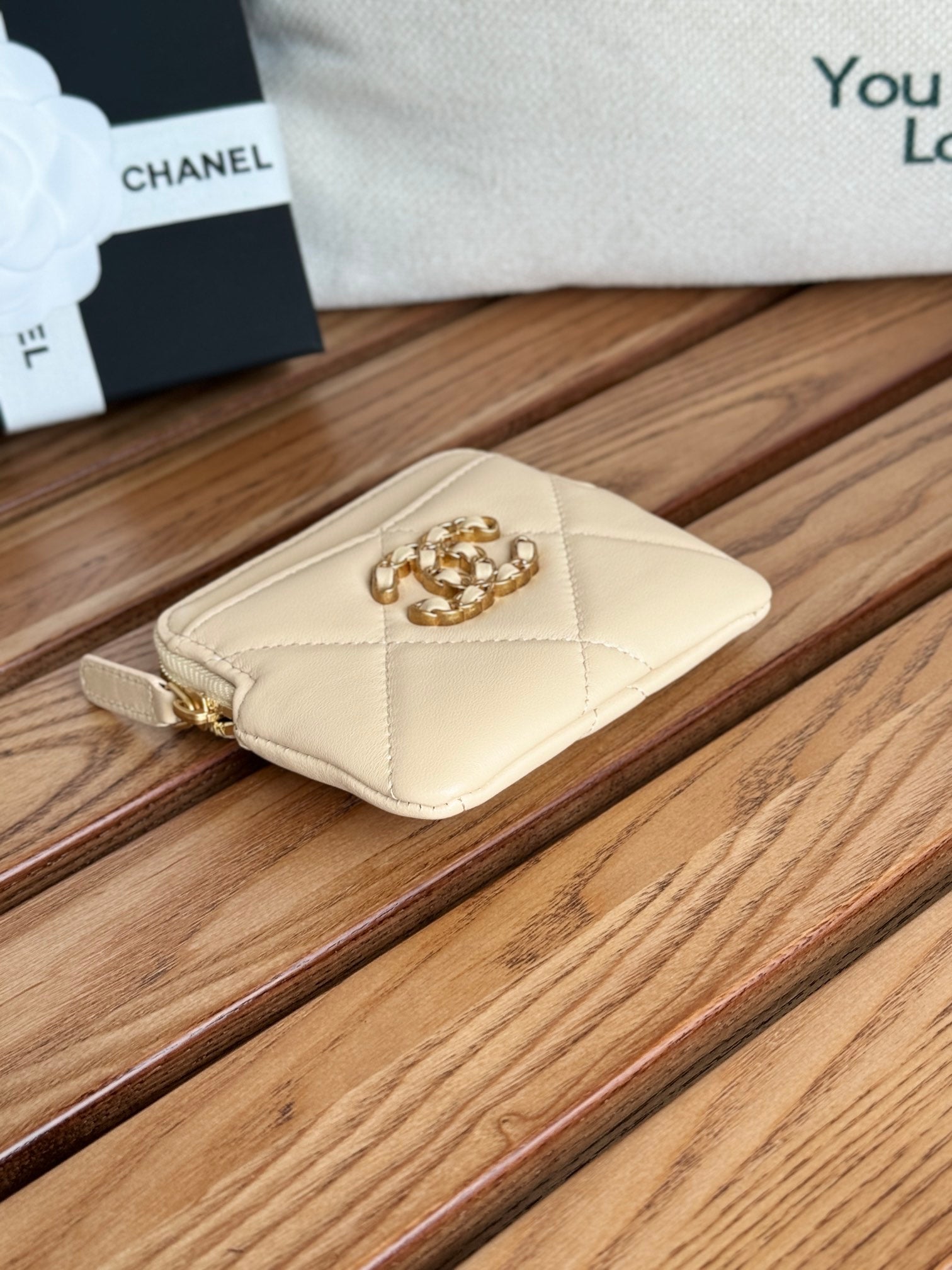 PORTE-MONNAIE ZIPPÉ CC 19 11 CM CUIR D'AGNEAU CRÈME QUINCAILLERIE DORÉ