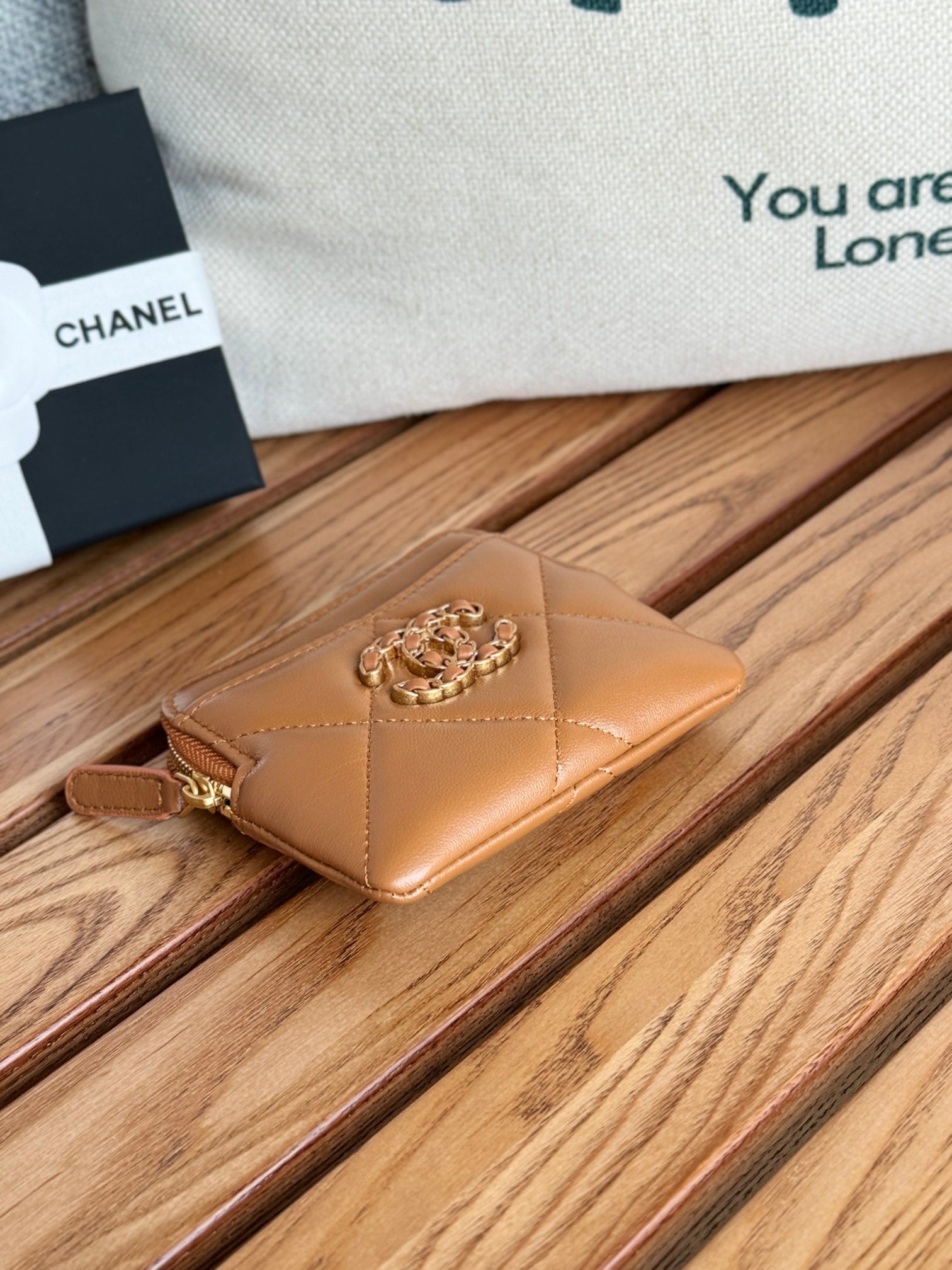 PORTE-MONNAIE ZIPPÉ CC 19 11 CM CUIR D'AGNEAU MARRON QUINCAILLERIE DORÉ