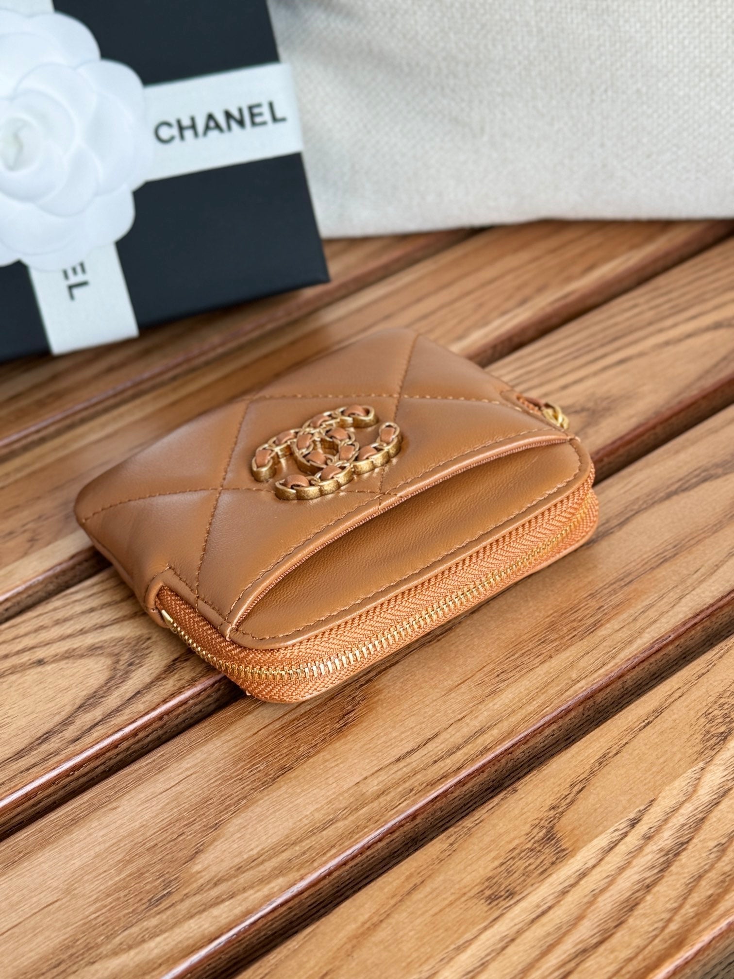 PORTE-MONNAIE ZIPPÉ CC 19 11 CM CUIR D'AGNEAU MARRON QUINCAILLERIE DORÉ