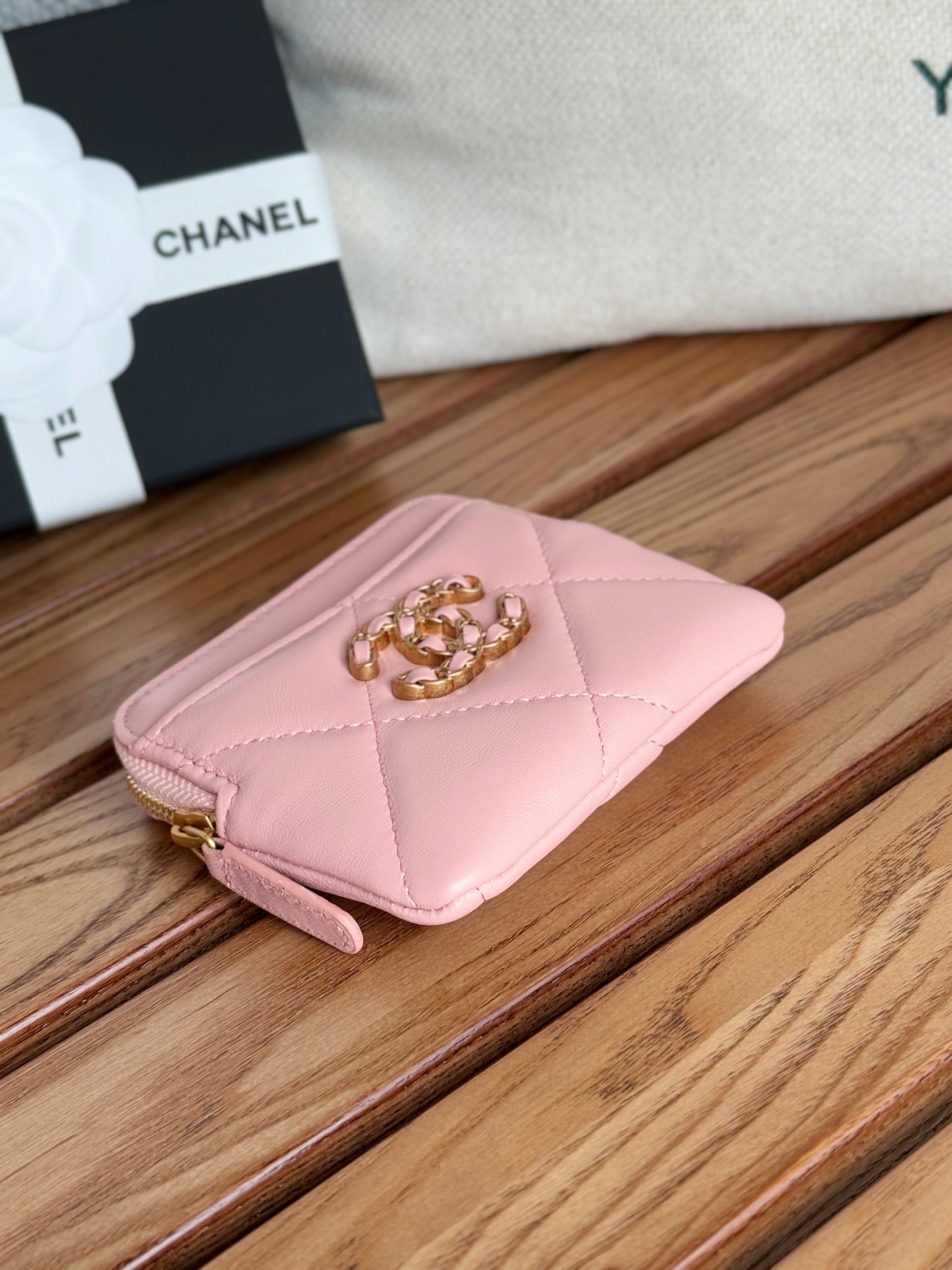PORTE-MONNAIE ZIPPÉ CC 19 11 CM CUIR D'AGNEAU ROSE QUINCAILLERIE DORÉE