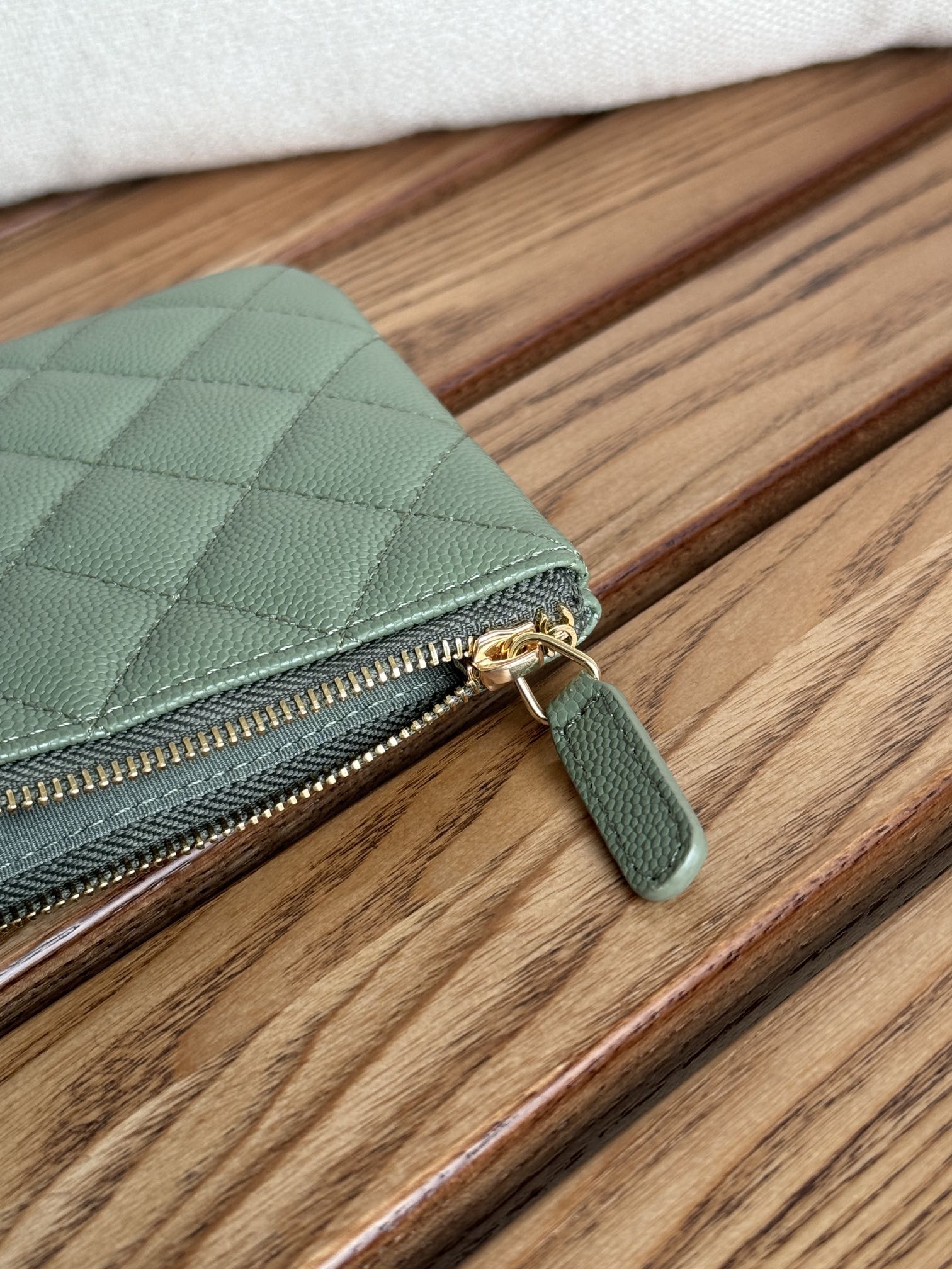 CC ZIPPED WALLET 20CM GREEN QUILTED CAVIAR GOLD HARDWARE