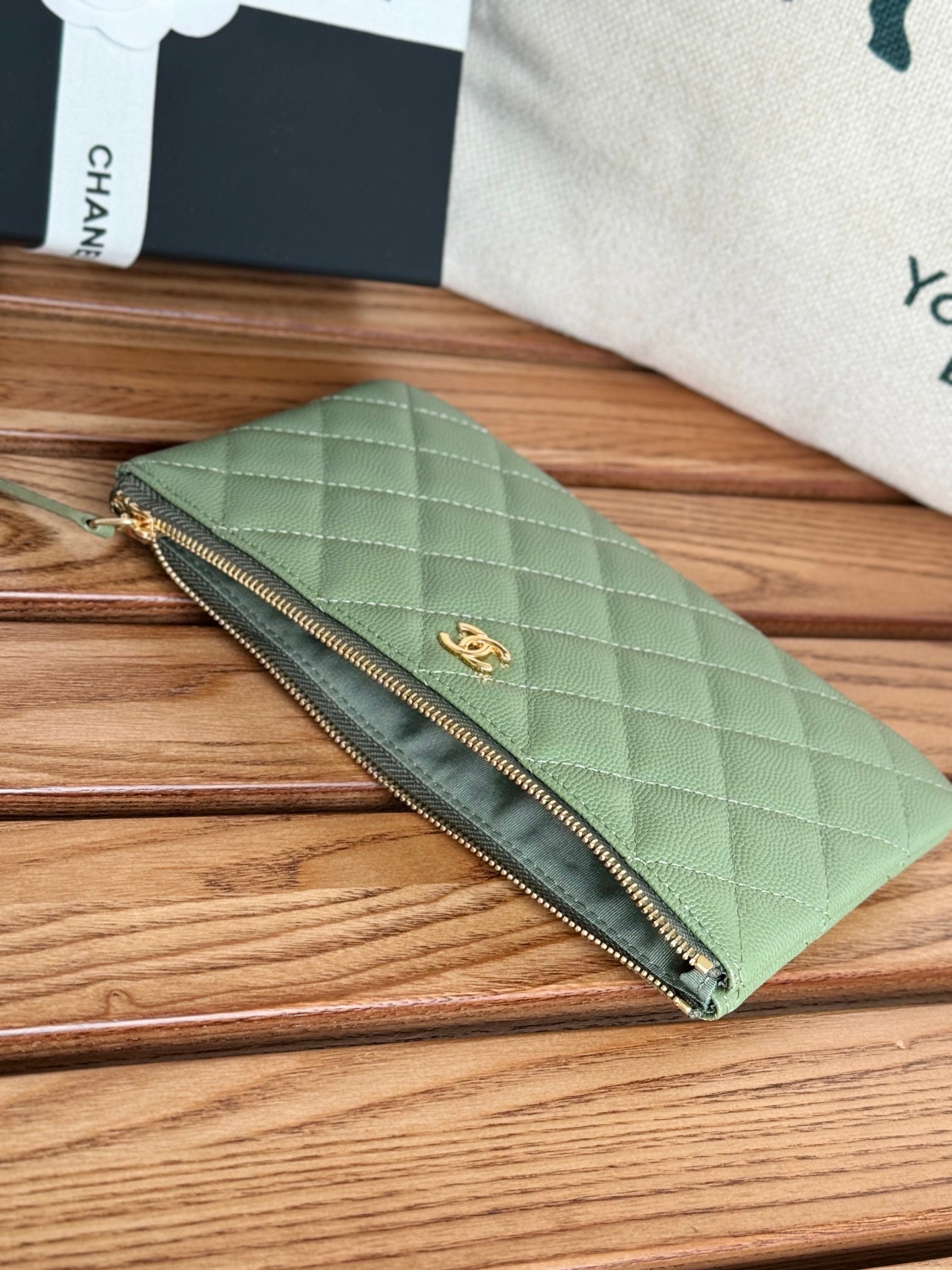 CC ZIPPED WALLET 20CM GREEN QUILTED CAVIAR GOLD HARDWARE