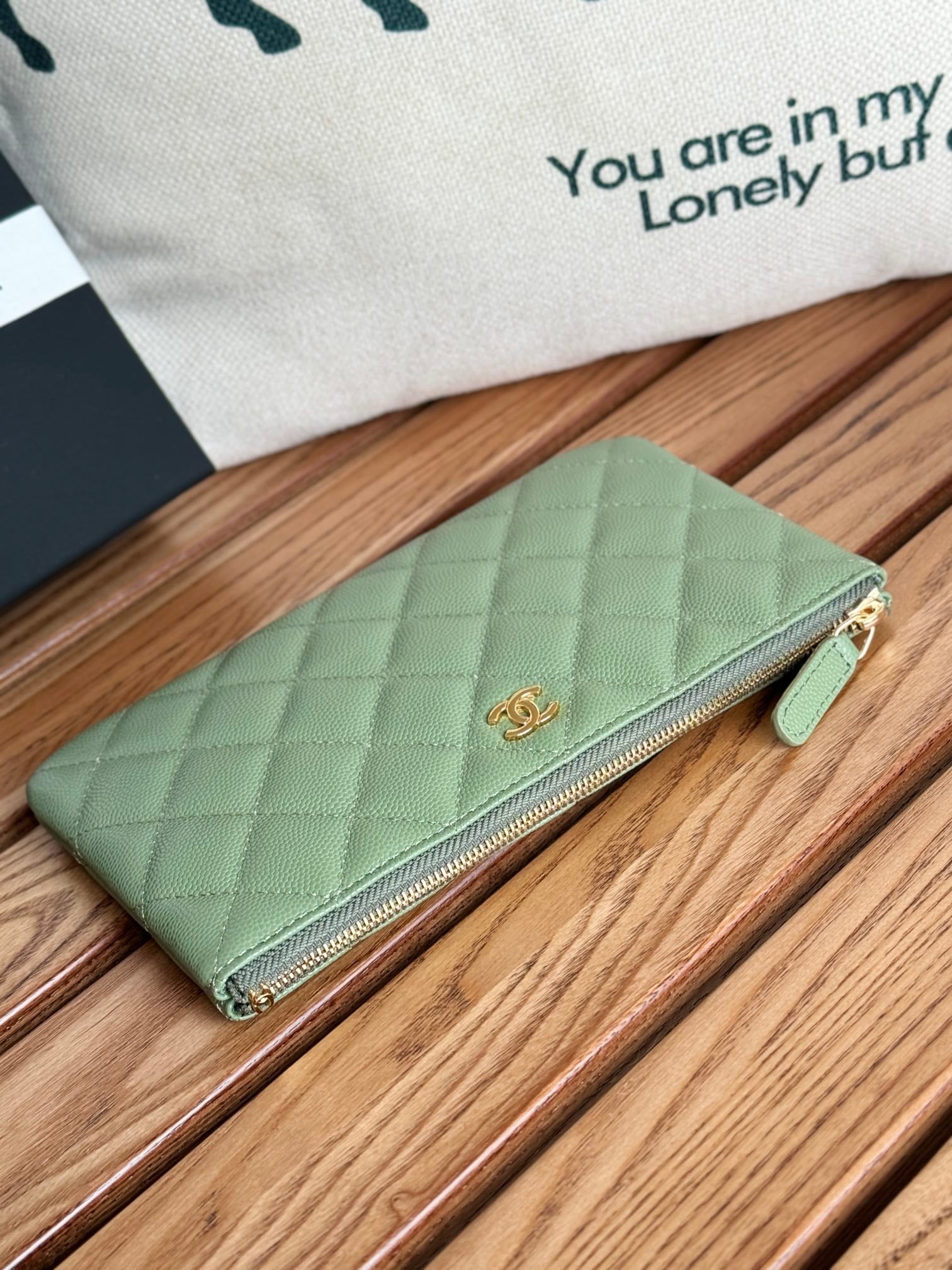 CC ZIPPED WALLET 20CM GREEN QUILTED CAVIAR GOLD HARDWARE