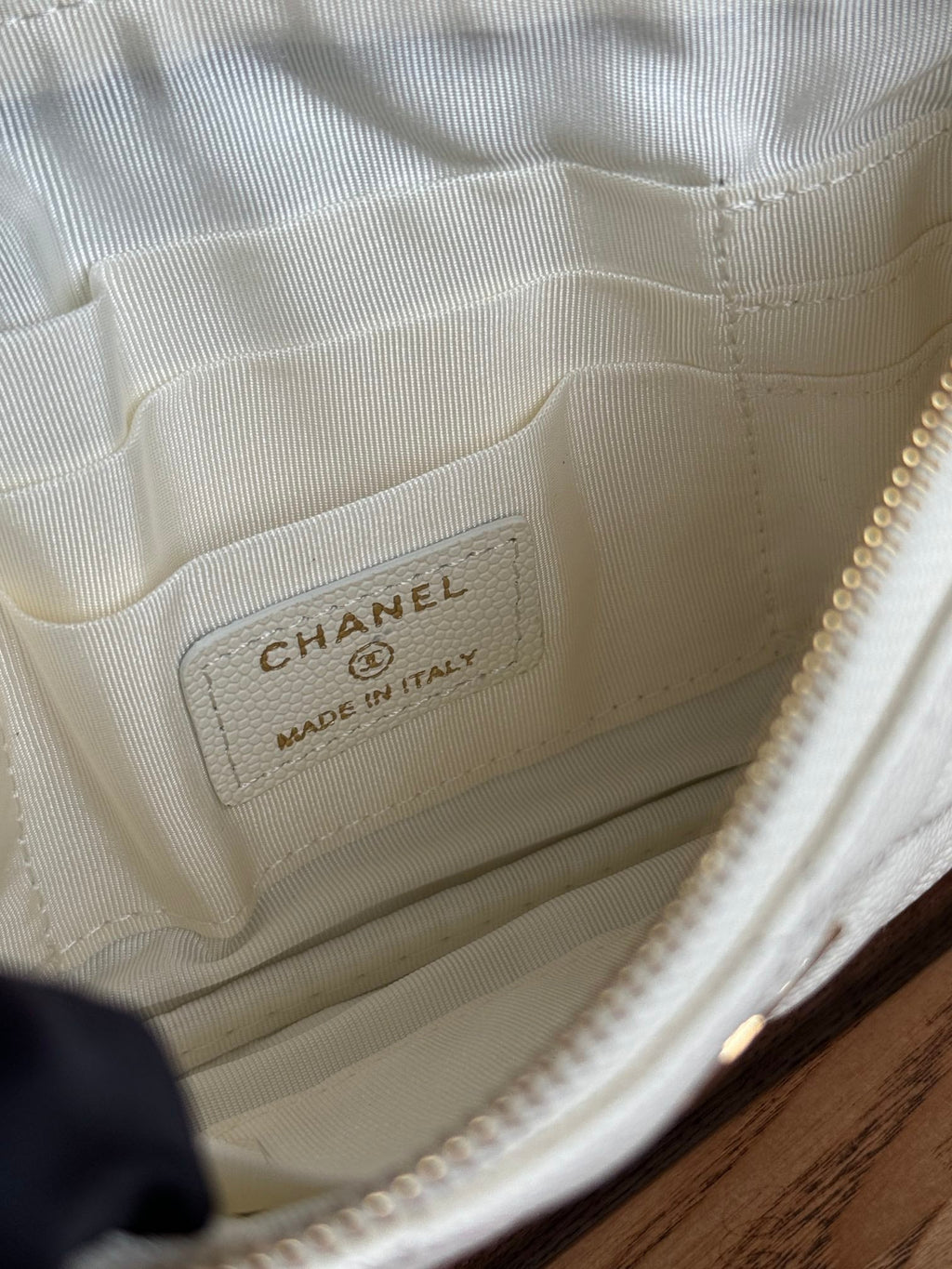Portefeuille zippé CC 20 cm, matelassé, blanc, cuir caviar, matériel doré