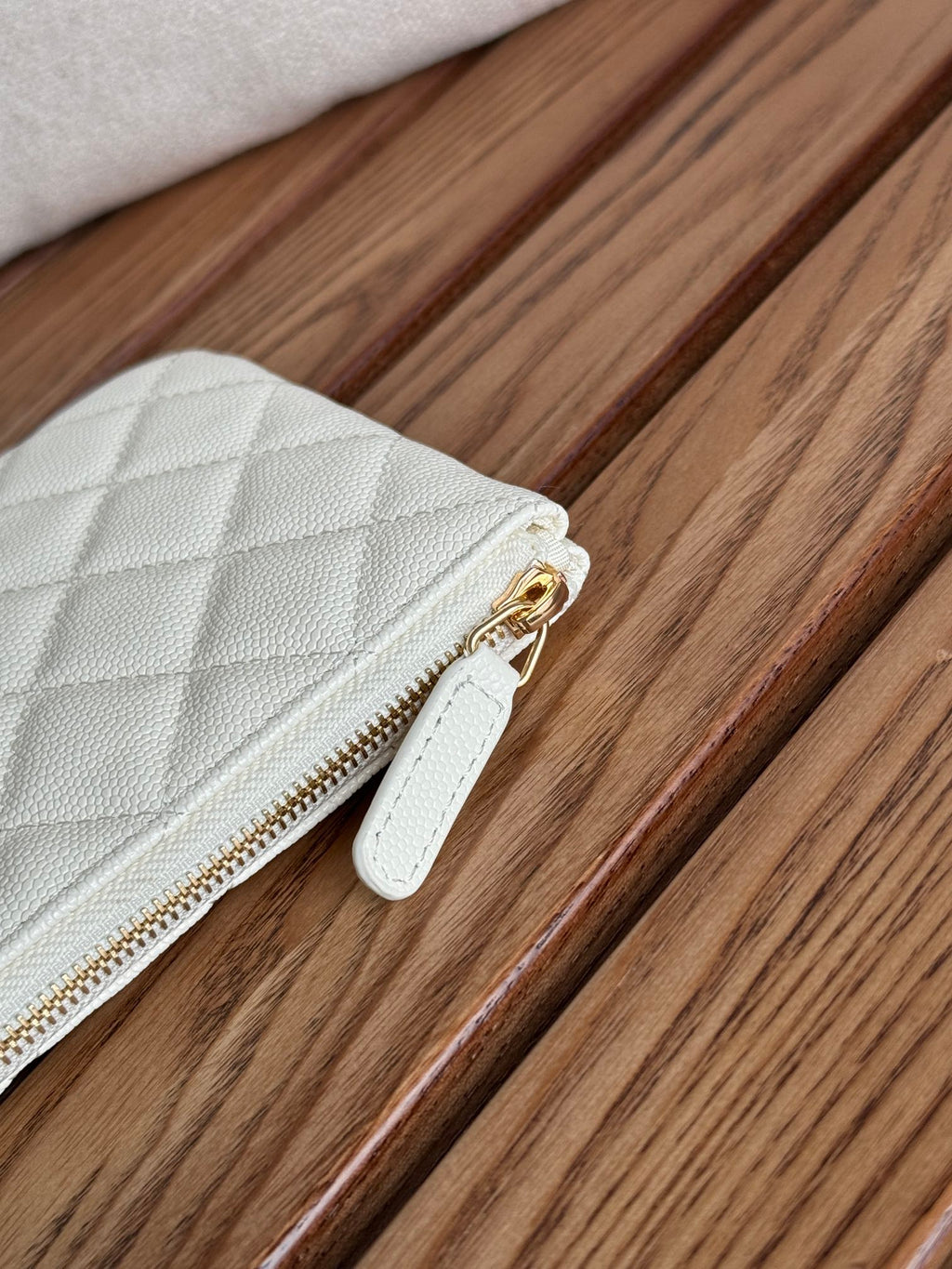 Portefeuille zippé CC 20 cm, matelassé, blanc, cuir caviar, matériel doré