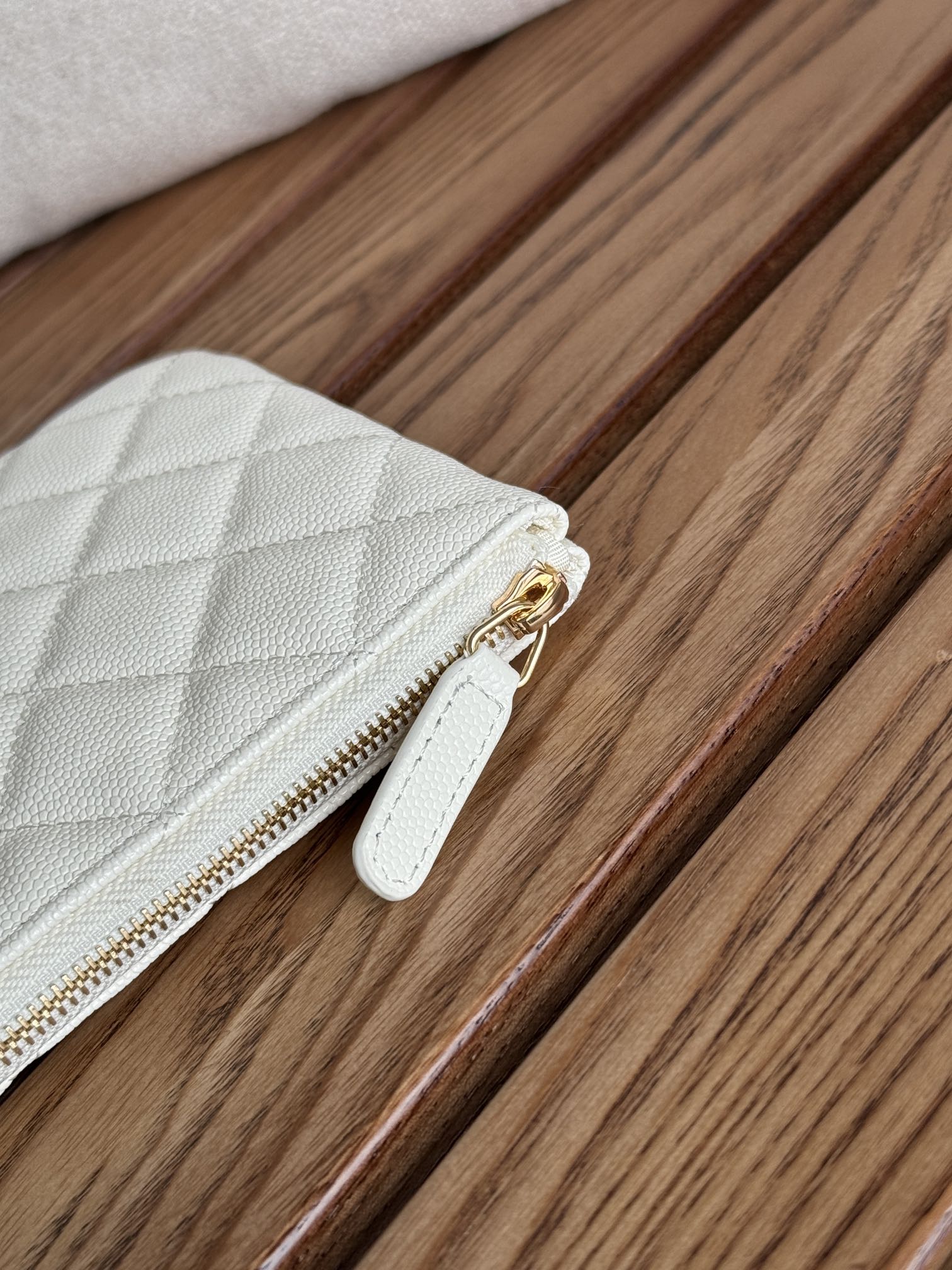 CC ZIPPED WALLET 20CM WHITE QUILTED CAVIAR GOLD HARDWARE