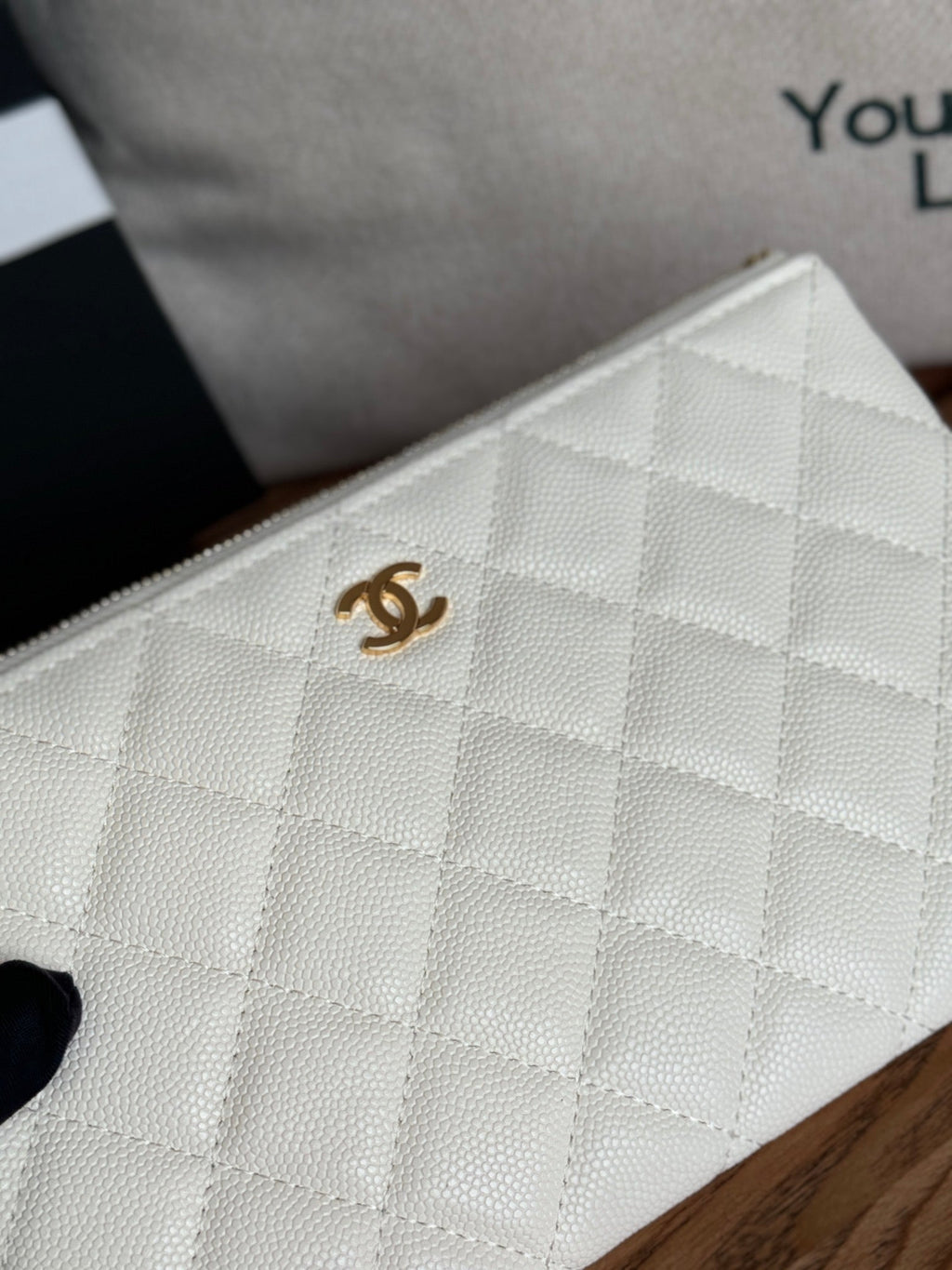 Portefeuille zippé CC 20 cm, matelassé, blanc, cuir caviar, matériel doré