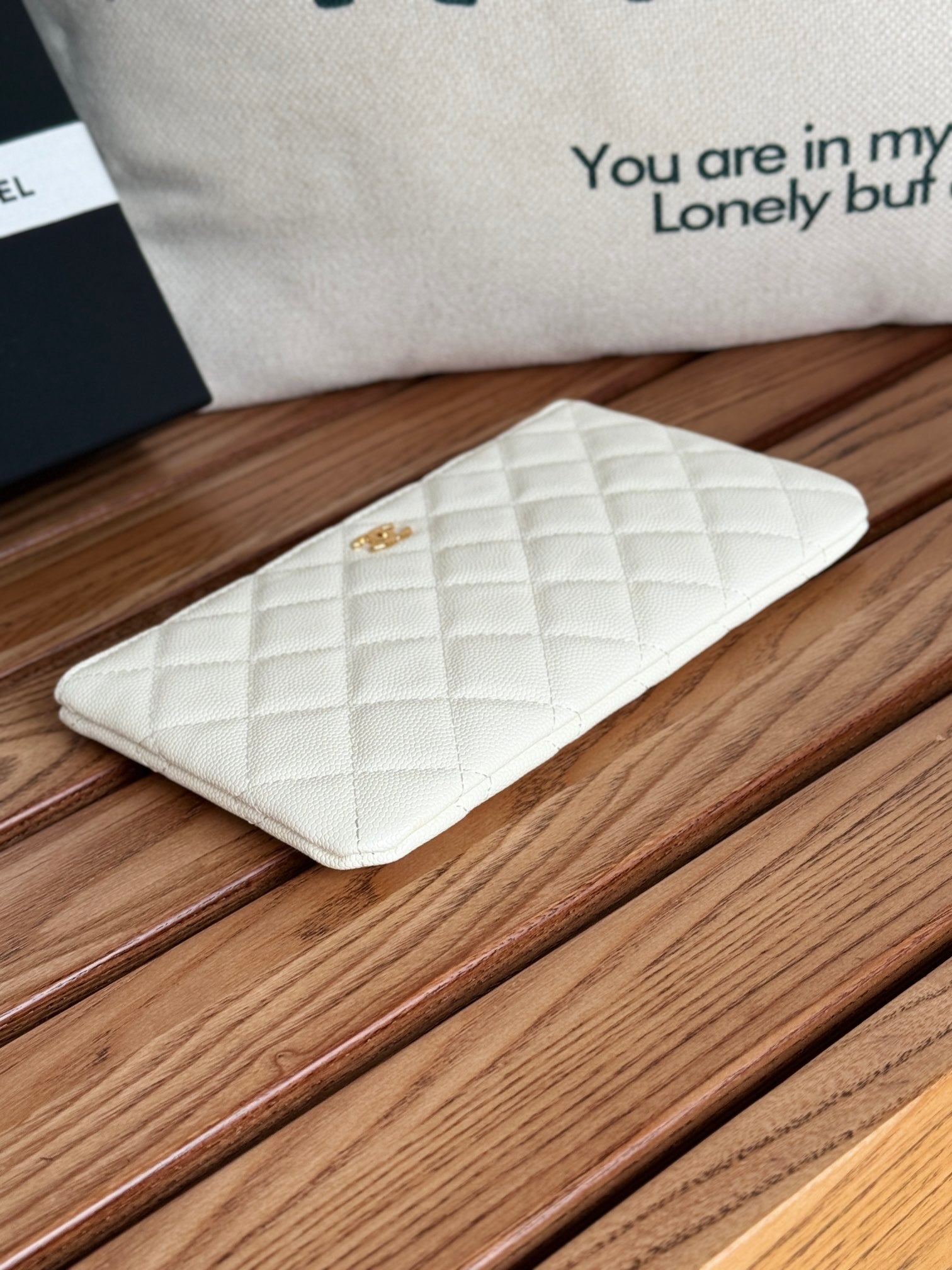 Portefeuille zippé CC 20 cm, matelassé, blanc, cuir caviar, matériel doré