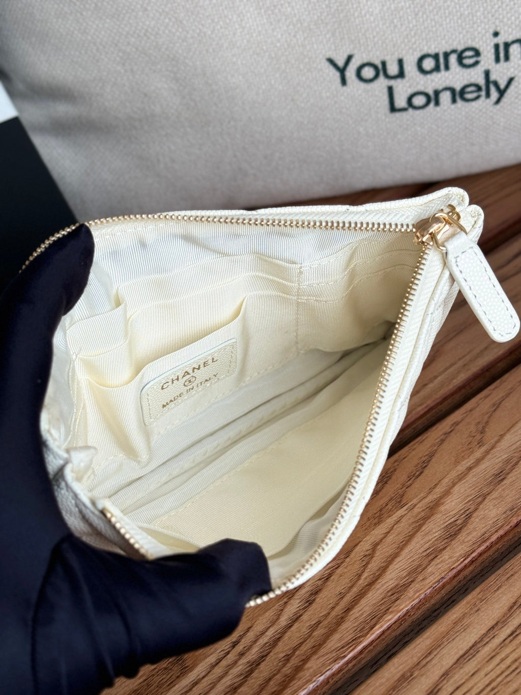 Portefeuille zippé CC 20 cm, matelassé, blanc, cuir caviar, matériel doré