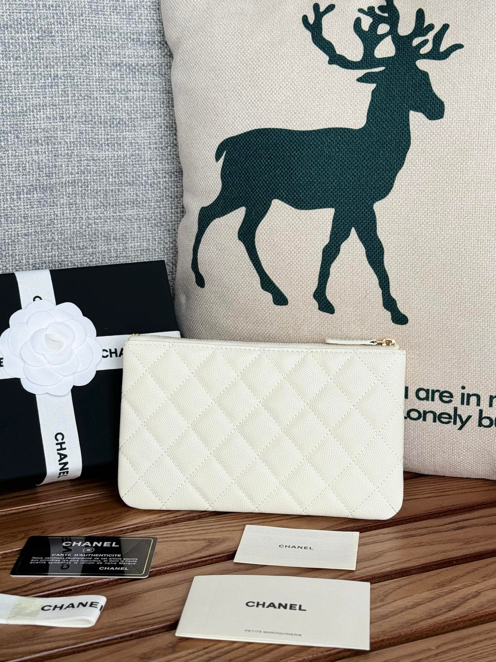 Portefeuille zippé CC 20 cm, matelassé, blanc, cuir caviar, matériel doré
