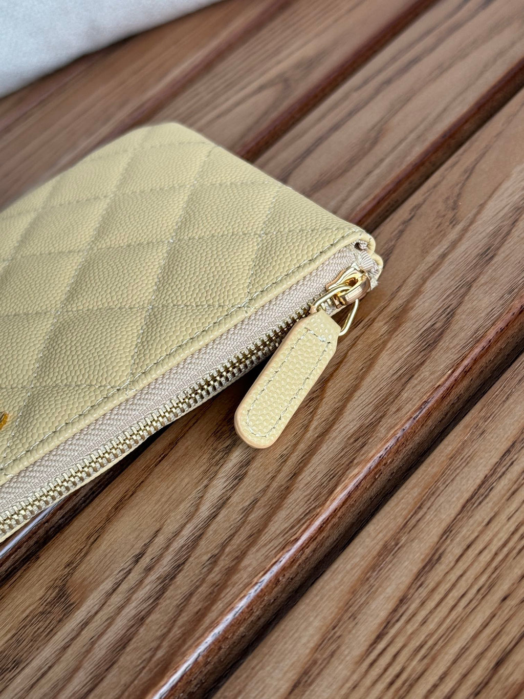 Portefeuille zippé CC 20 cm, matelassé, jaune clair, matériel doré