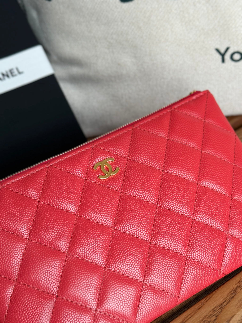 Portefeuille zippé CC 20 cm, matelassé rouge, cuir caviar, matériel doré