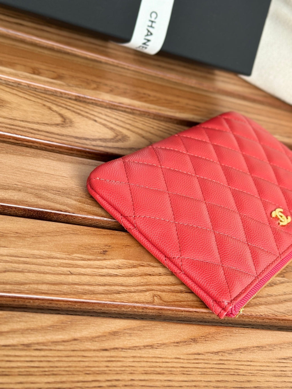 Portefeuille zippé CC 20 cm, matelassé rouge, cuir caviar, matériel doré