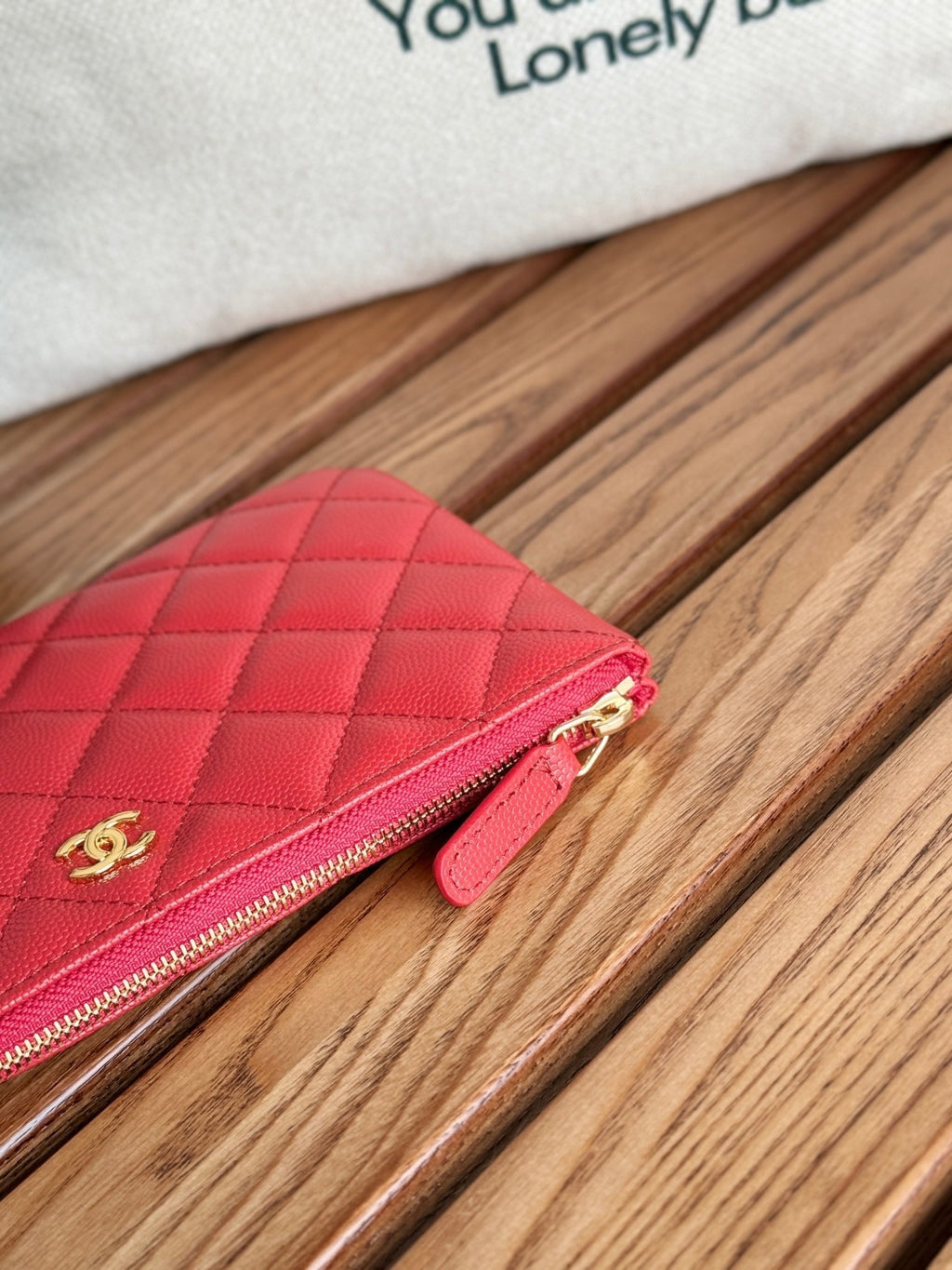 Portefeuille zippé CC 20 cm, matelassé rouge, cuir caviar, matériel doré