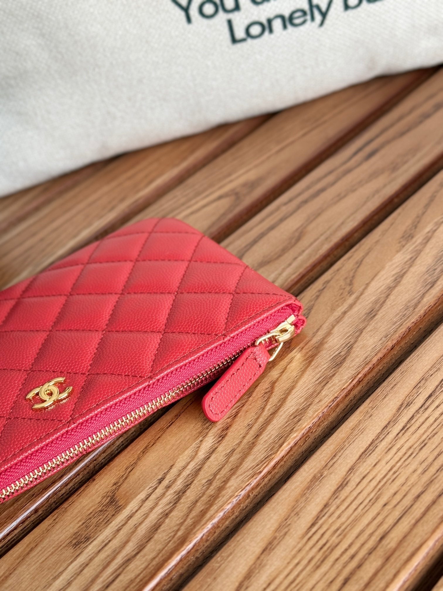 Portefeuille zippé CC 20 cm, matelassé rouge, cuir caviar, matériel doré