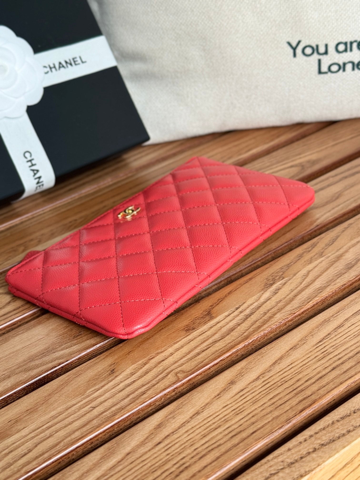 Portefeuille zippé CC 20 cm, matelassé rouge, cuir caviar, matériel doré