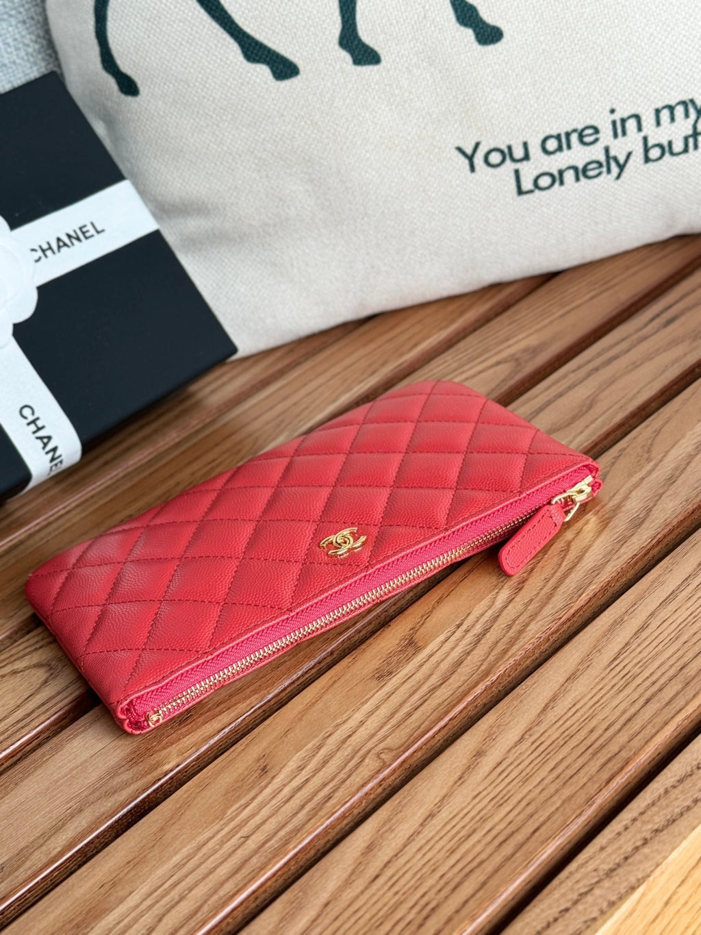 Portefeuille zippé CC 20 cm, matelassé rouge, cuir caviar, matériel doré