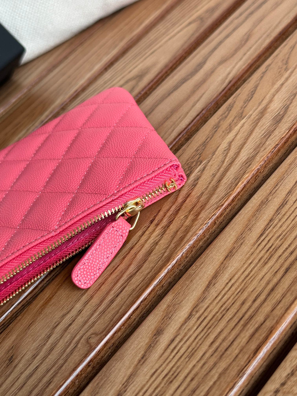 Portefeuille zippé CC 20 cm rose foncé matelassé caviar matériel doré