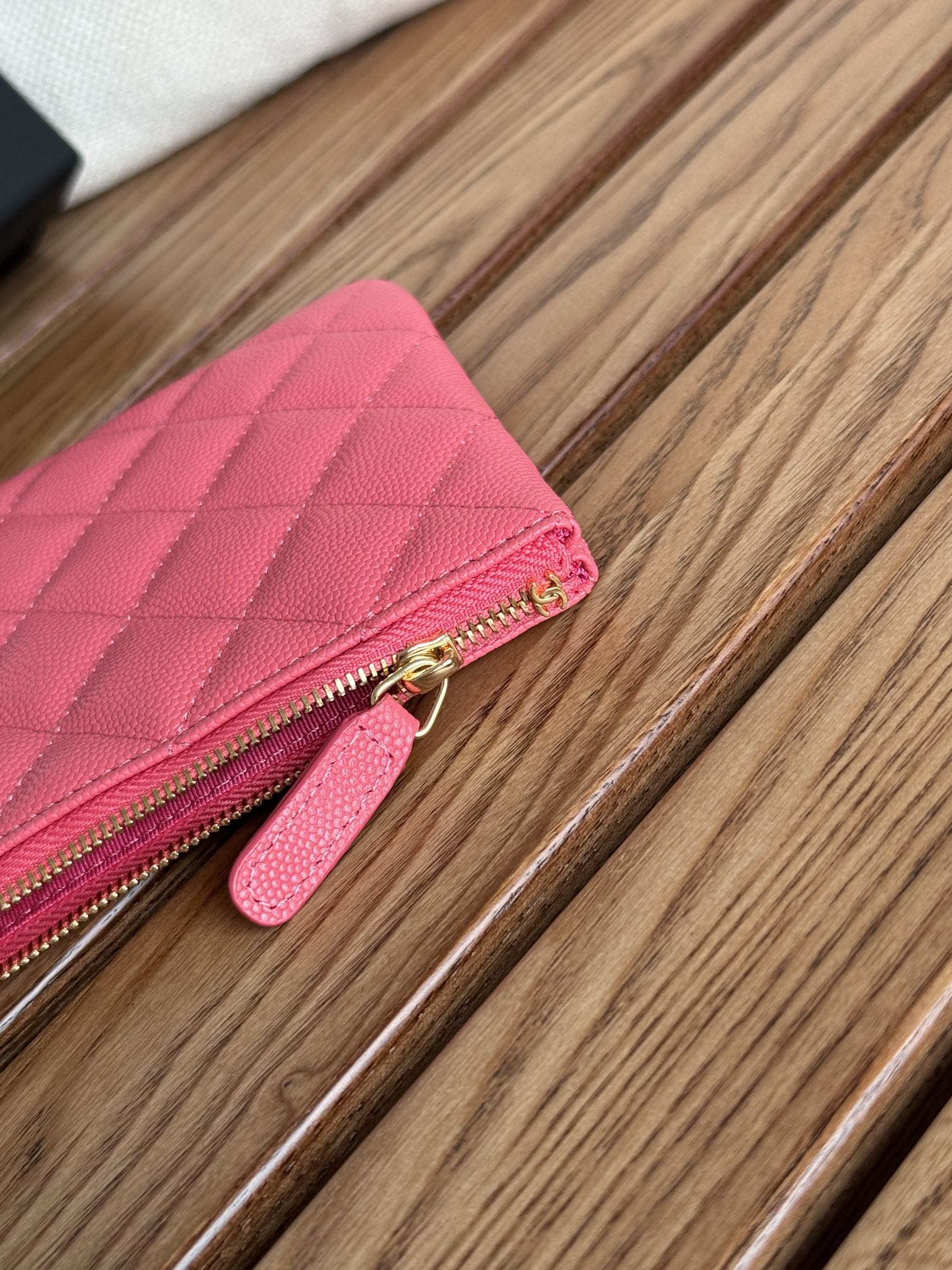 Portefeuille zippé CC 20 cm rose foncé matelassé caviar matériel doré
