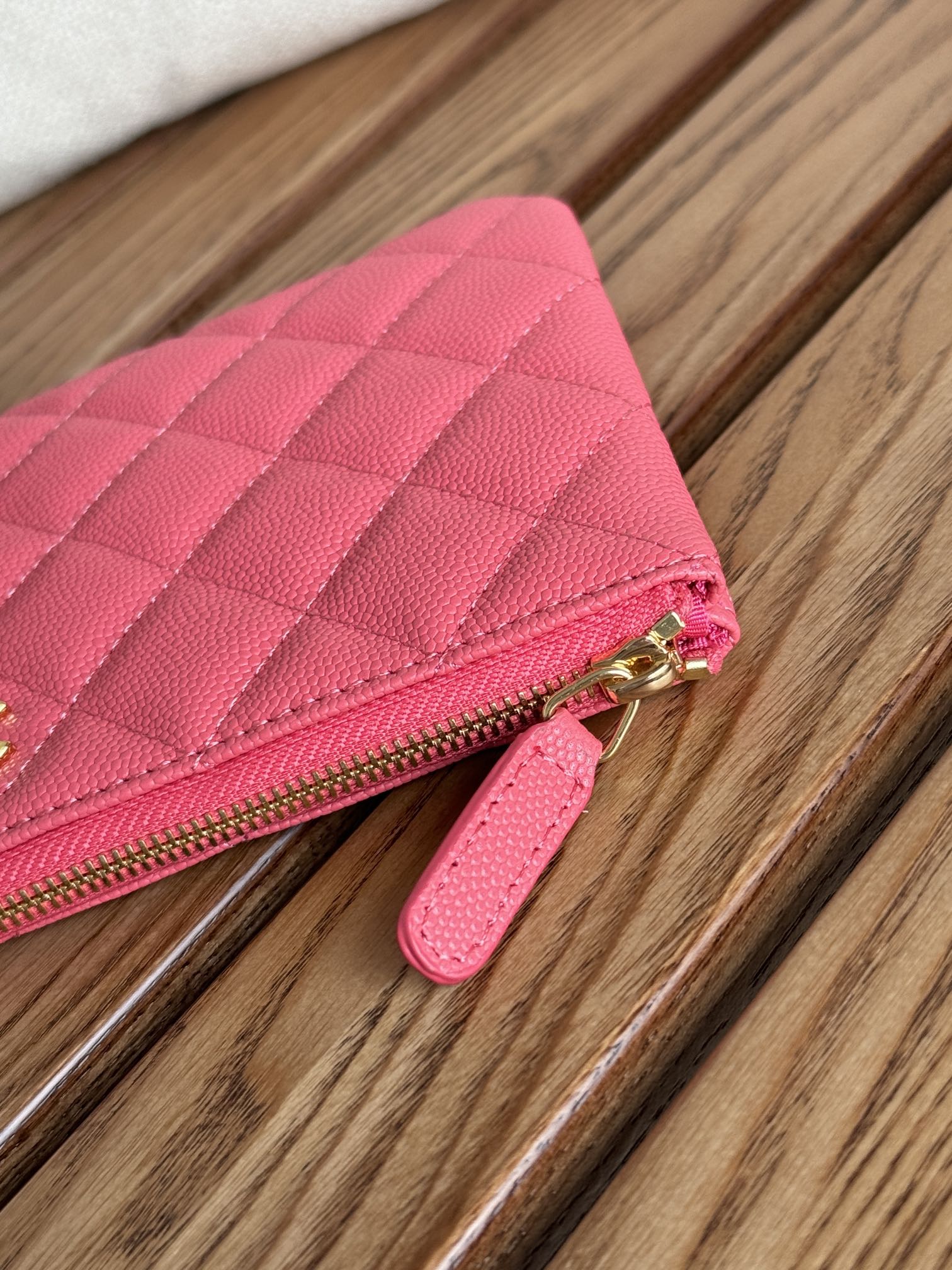 Portefeuille zippé CC 20 cm rose foncé matelassé caviar matériel doré