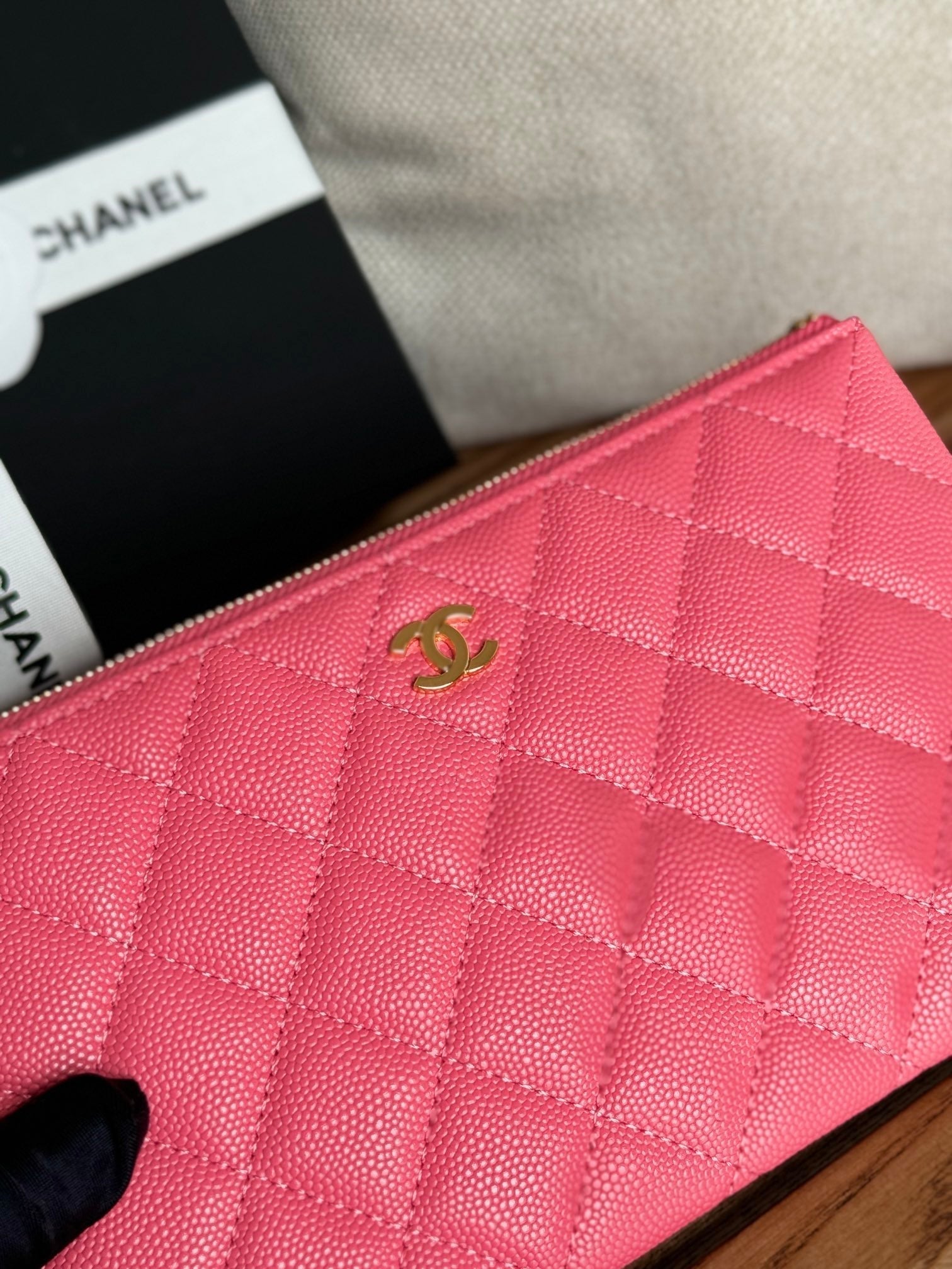 Portefeuille zippé CC 20 cm rose foncé matelassé caviar matériel doré