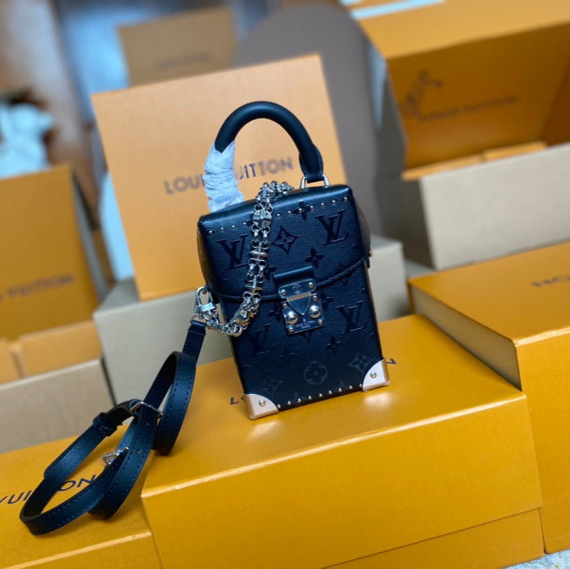 SAC POUR APPAREIL PHOTO 17 EN CUIR DE VEAU NOIR EMBOSSÉ MONOGRAMME ET CHAÎNE ARGENTÉE