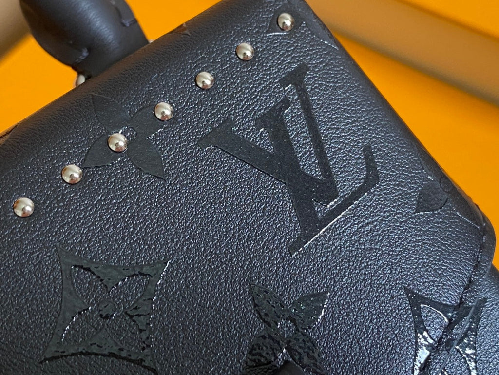 SAC POUR APPAREIL PHOTO 17 EN CUIR DE VEAU NOIR EMBOSSÉ MONOGRAMME ET CHAÎNE ARGENTÉE