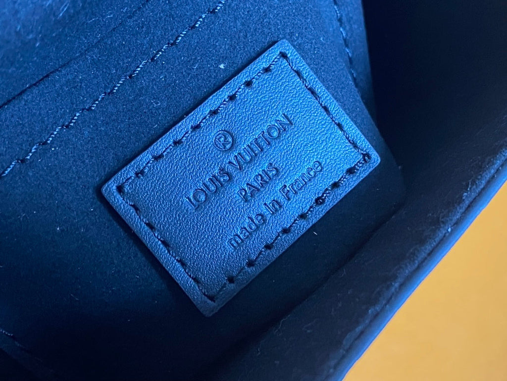 SAC POUR APPAREIL PHOTO 17 EN CUIR DE VEAU NOIR EMBOSSÉ MONOGRAMME ET CHAÎNE ARGENTÉE