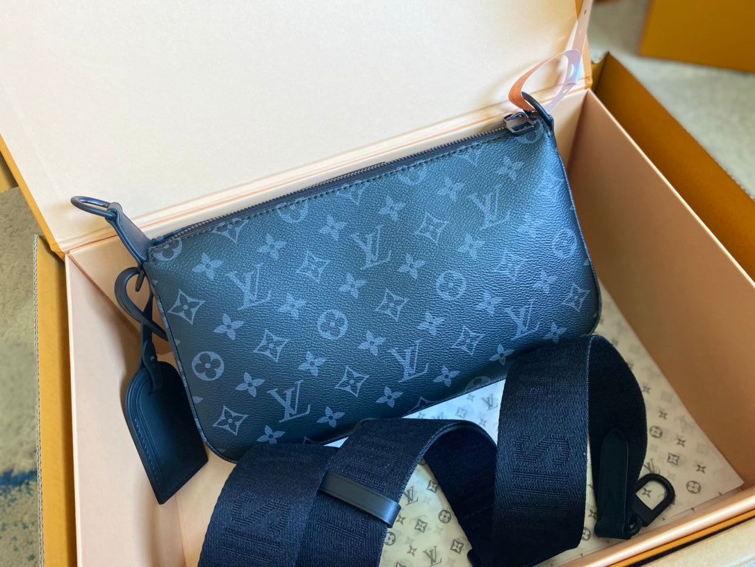 POCHETTE ACCESSOIRE XL 28 EN TOILE MONOGRAMME ECLIPSE NOIRE